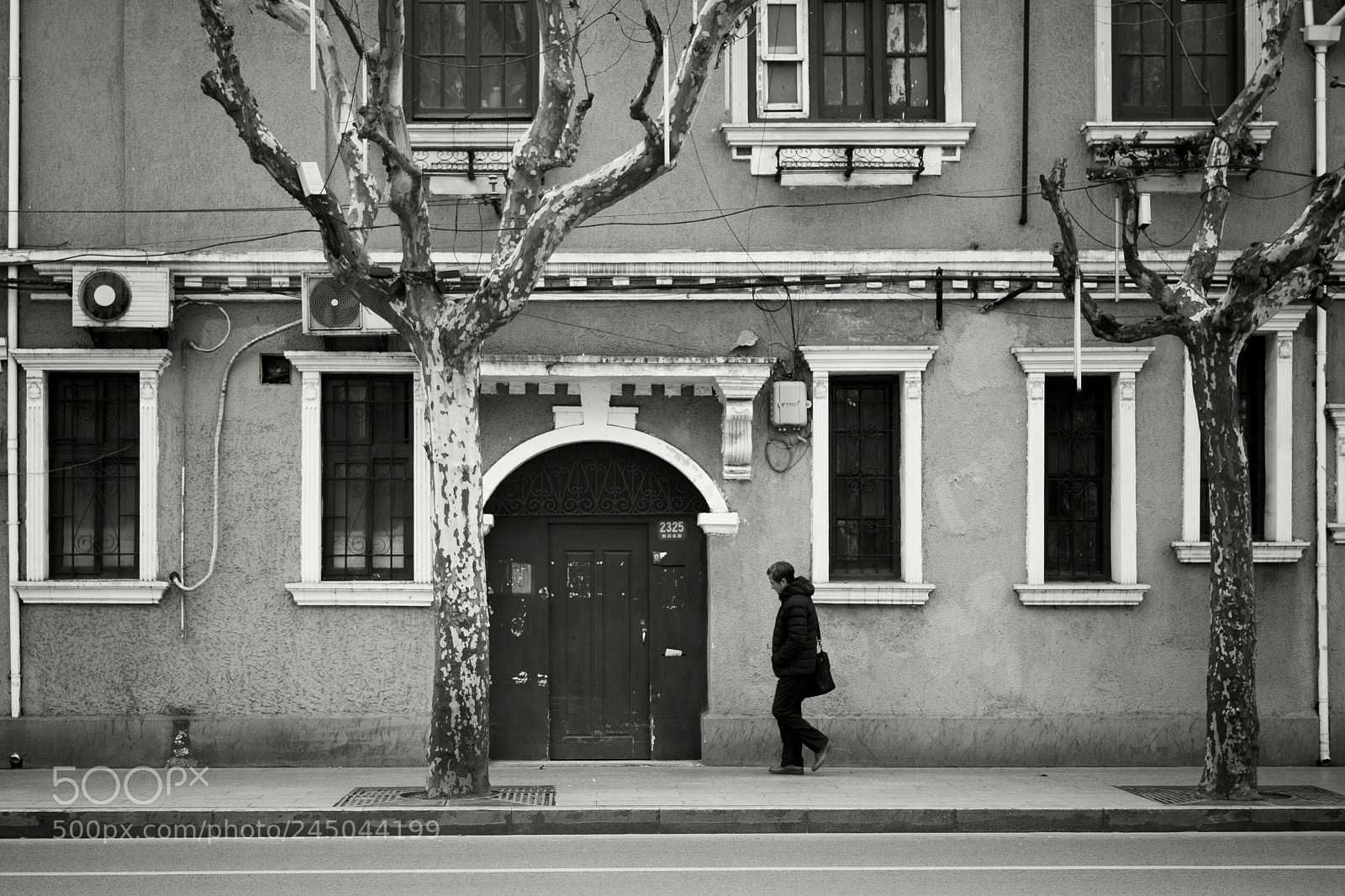 Sony a7 sample photo. Passing by an old photography