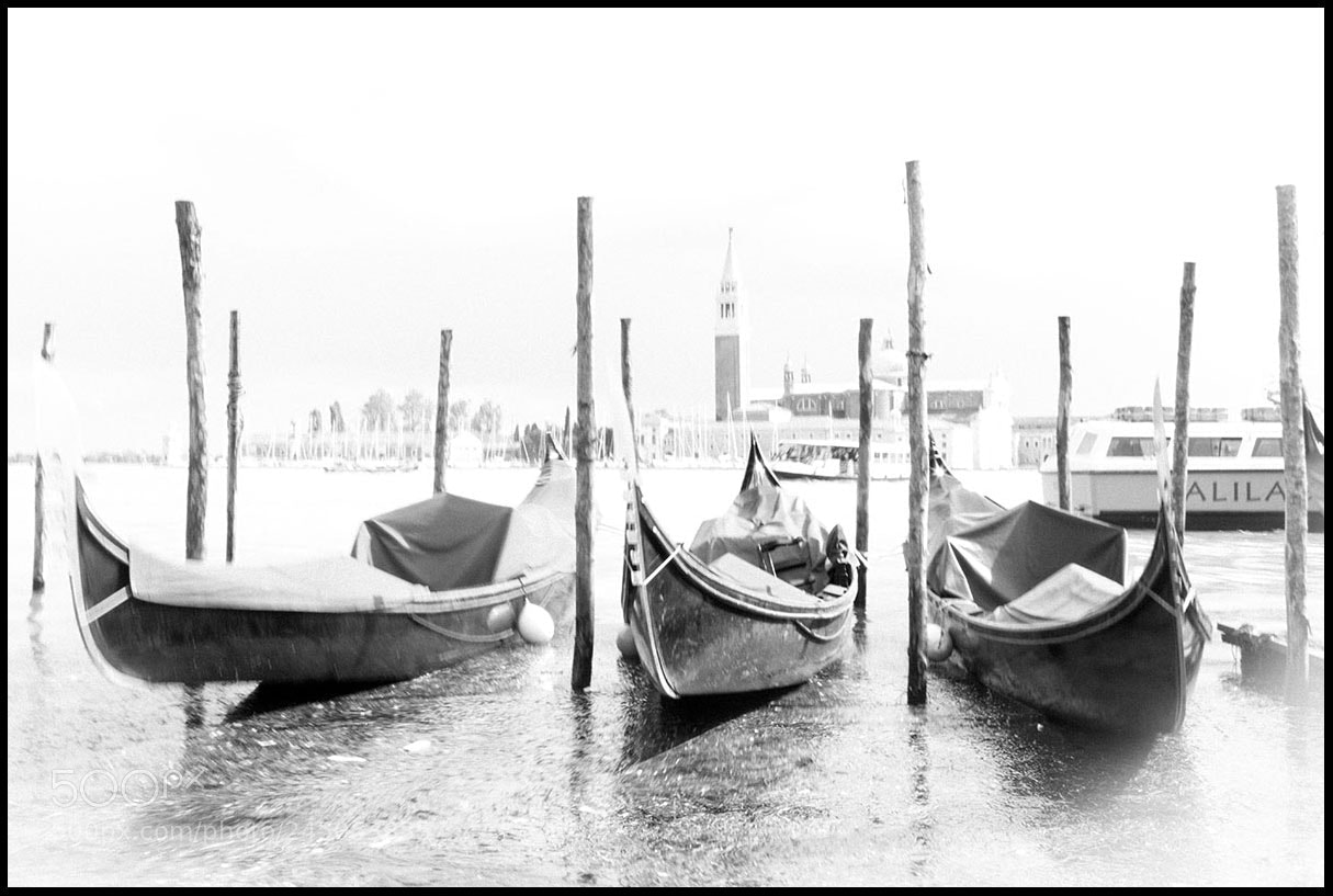 Canon EOS 750D (EOS Rebel T6i / EOS Kiss X8i) sample photo. Gondolas photography