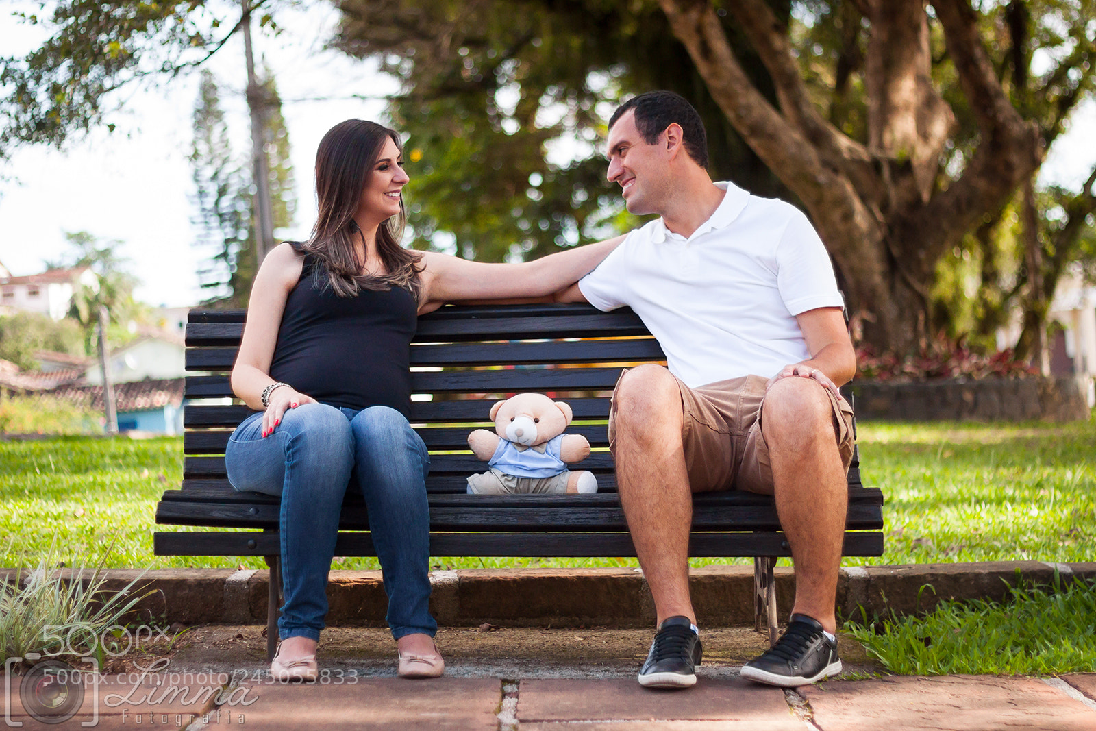 Canon EOS 500D (EOS Rebel T1i / EOS Kiss X3) sample photo. Pregnant couple park bench photography