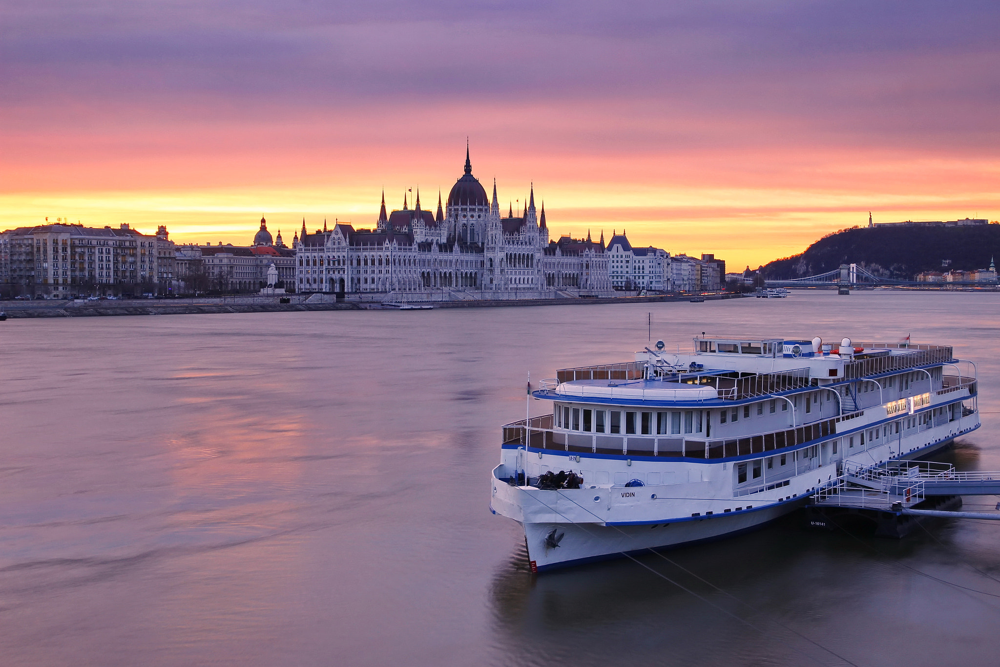 Tamron SP AF 17-50mm F2.8 XR Di II LD Aspherical (IF) sample photo. Budapest sunrise photography