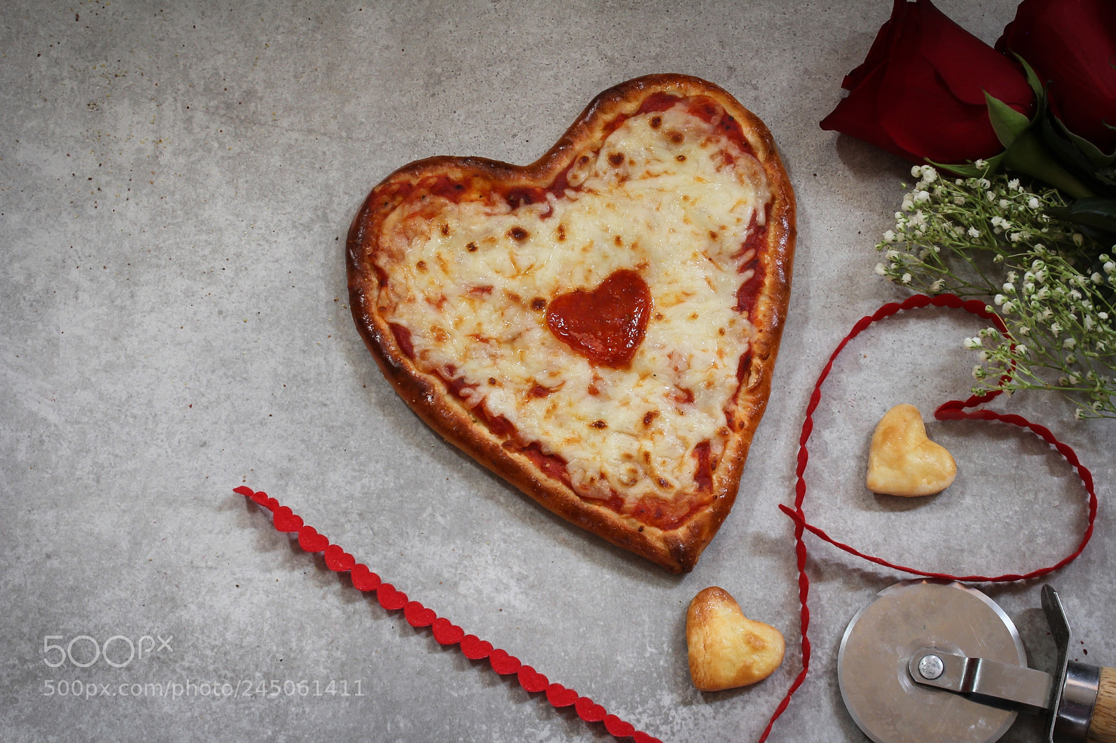 Canon EOS 60D sample photo. Homemade heart pizza with photography