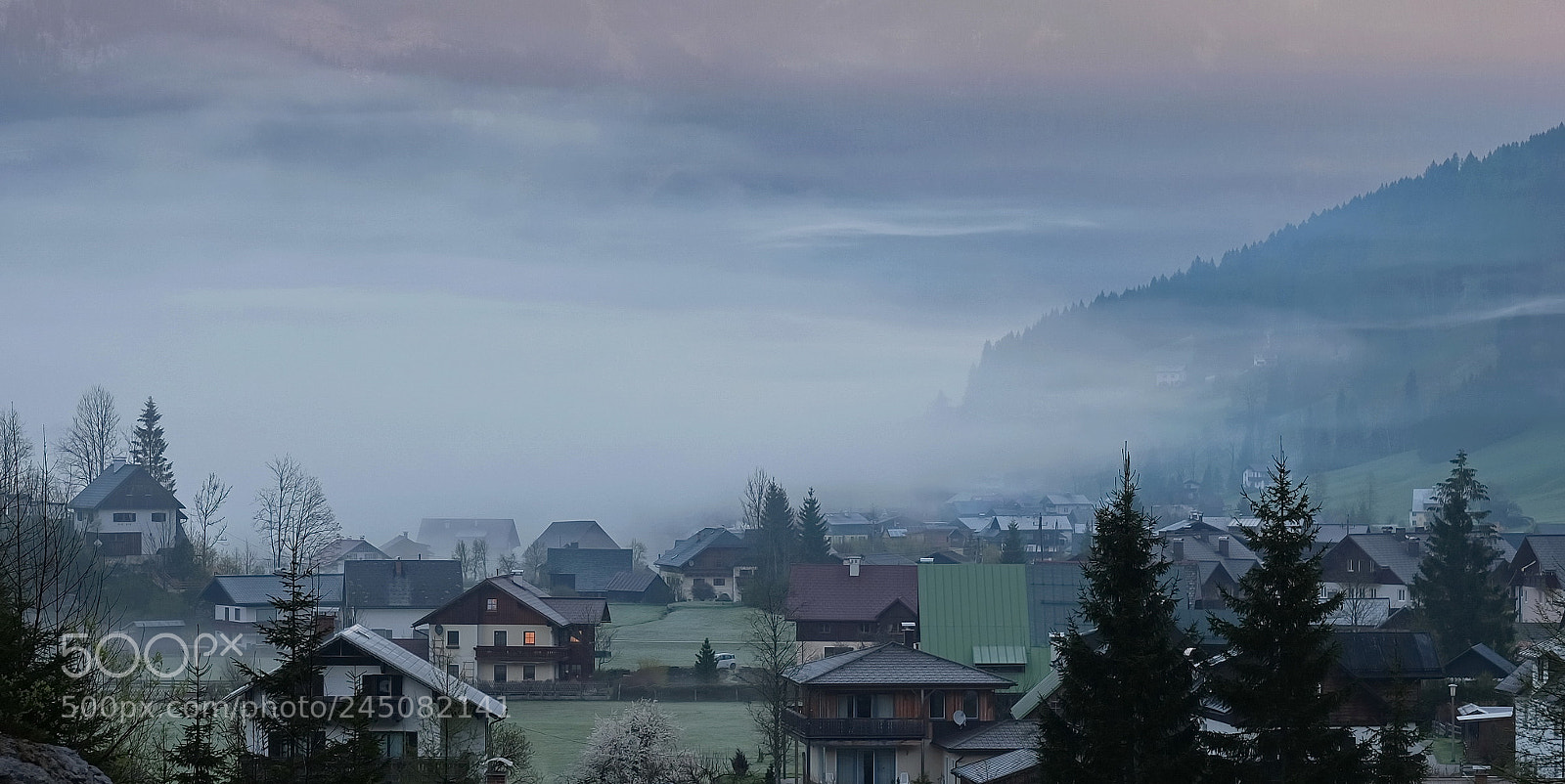 Fujifilm X-T1 sample photo. ... одинокий свет в окне ... photography