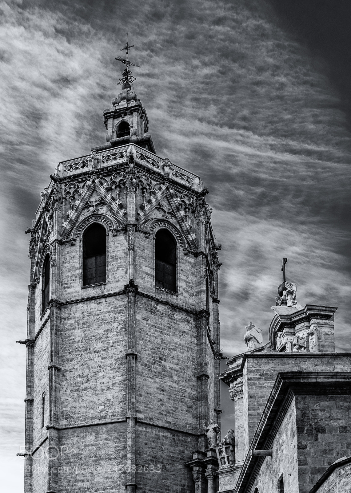 Fujifilm X100F sample photo. Valencia cathedral monochrome tinted photography