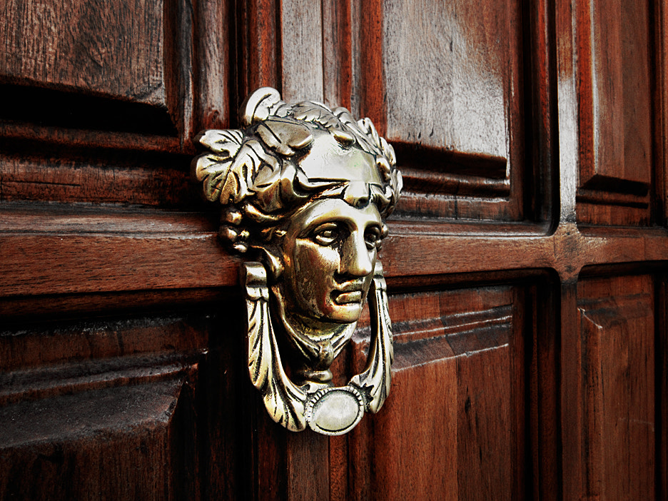 Canon PowerShot A3300 IS sample photo. Llamador de la puerta - rostro dorado mujer (door knocker - woma photography