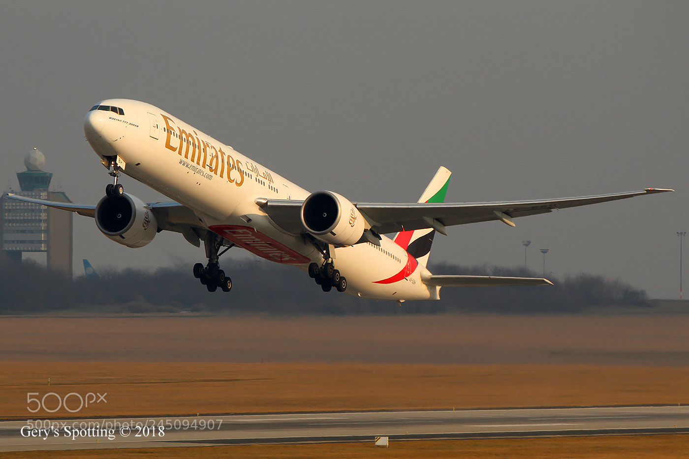 Canon EOS 1300D (EOS Rebel T6 / EOS Kiss X80) sample photo. Emirates - boeing 777-300er photography