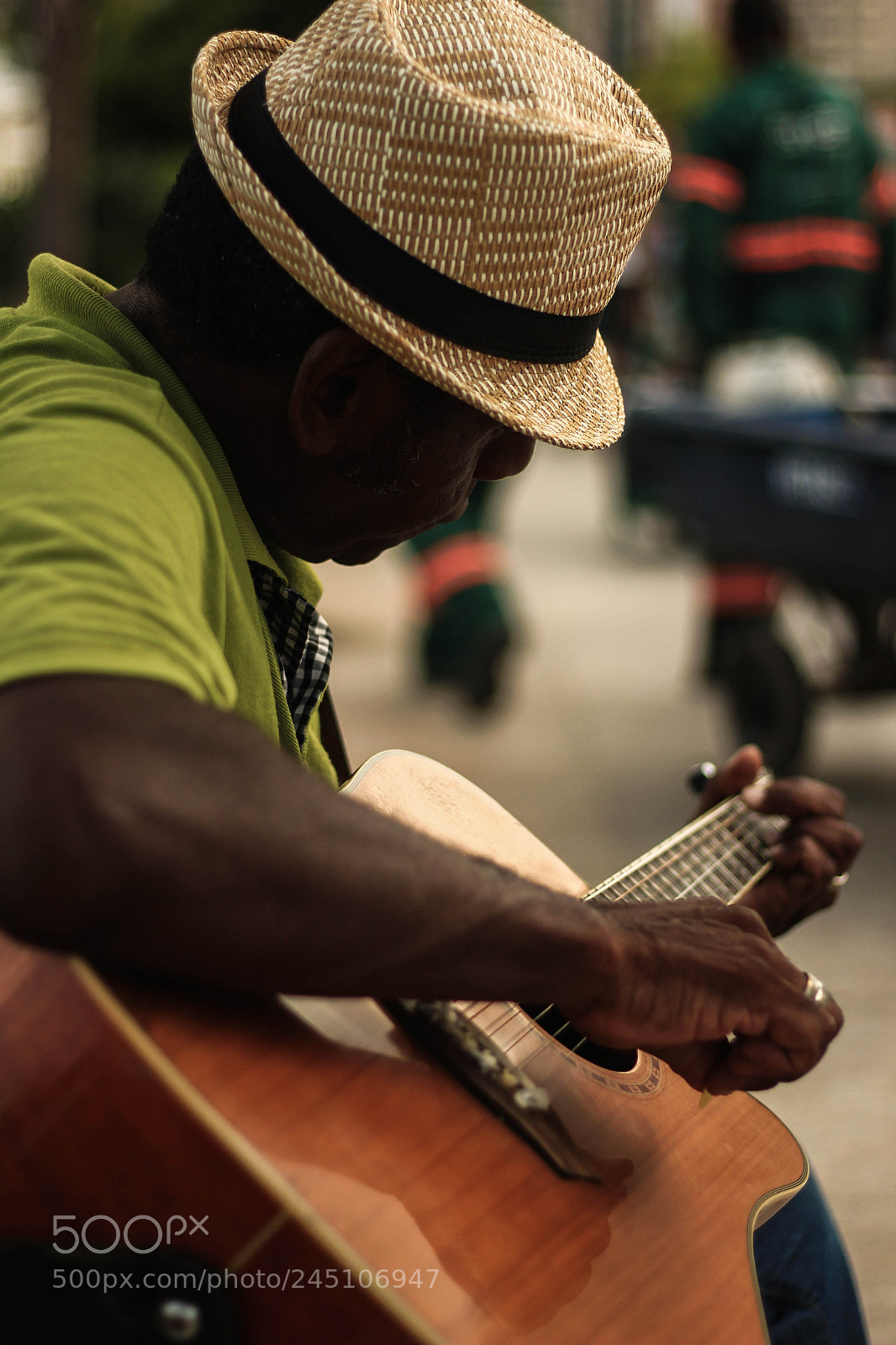 Canon EOS 550D (EOS Rebel T2i / EOS Kiss X4) sample photo. Street musician photography