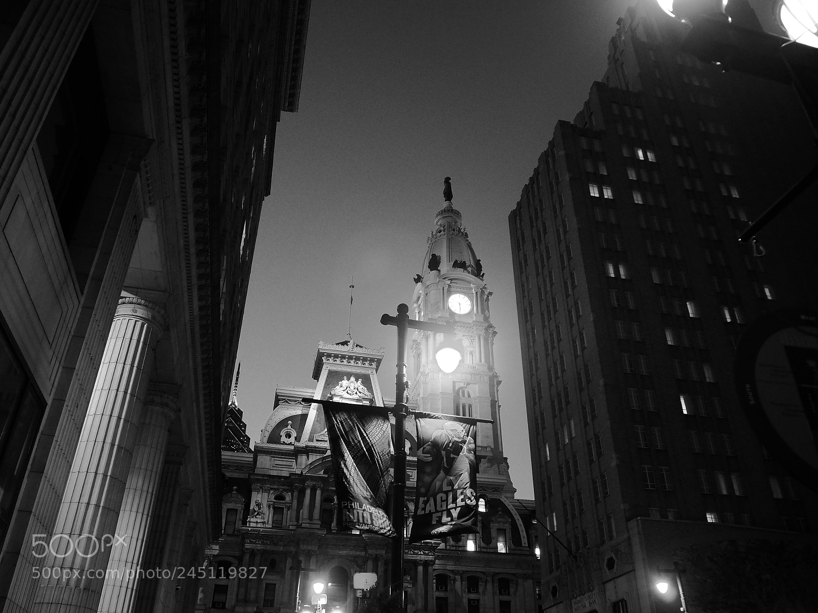 Olympus OM-D E-M10 II sample photo. Billy penn above city photography