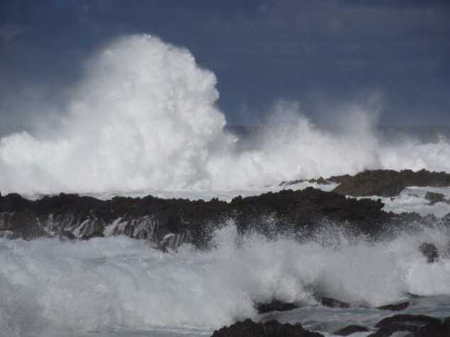 Canon PowerShot ELPH 350 HS (IXUS 275 HS / IXY 640) sample photo. The waves in hawaii! photography