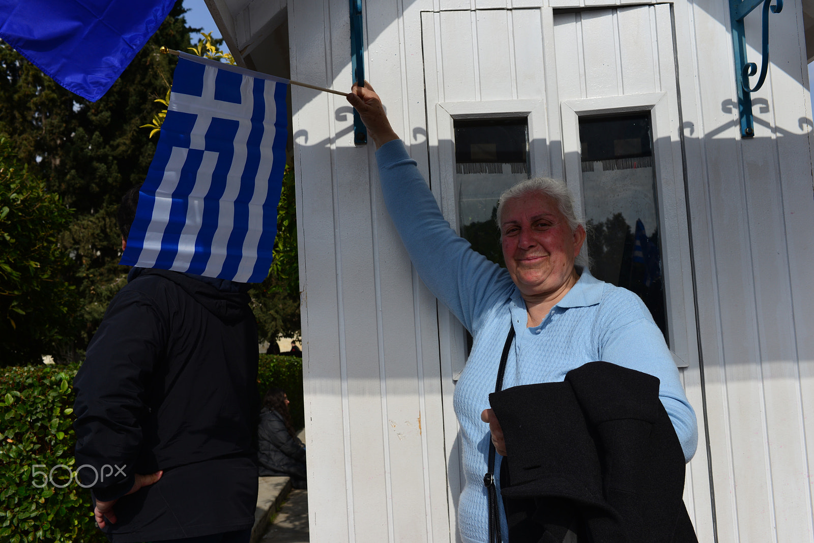 Nikon AF-S Nikkor 35mm F1.4G sample photo. A elder's patriotism on the athens protest rally photography