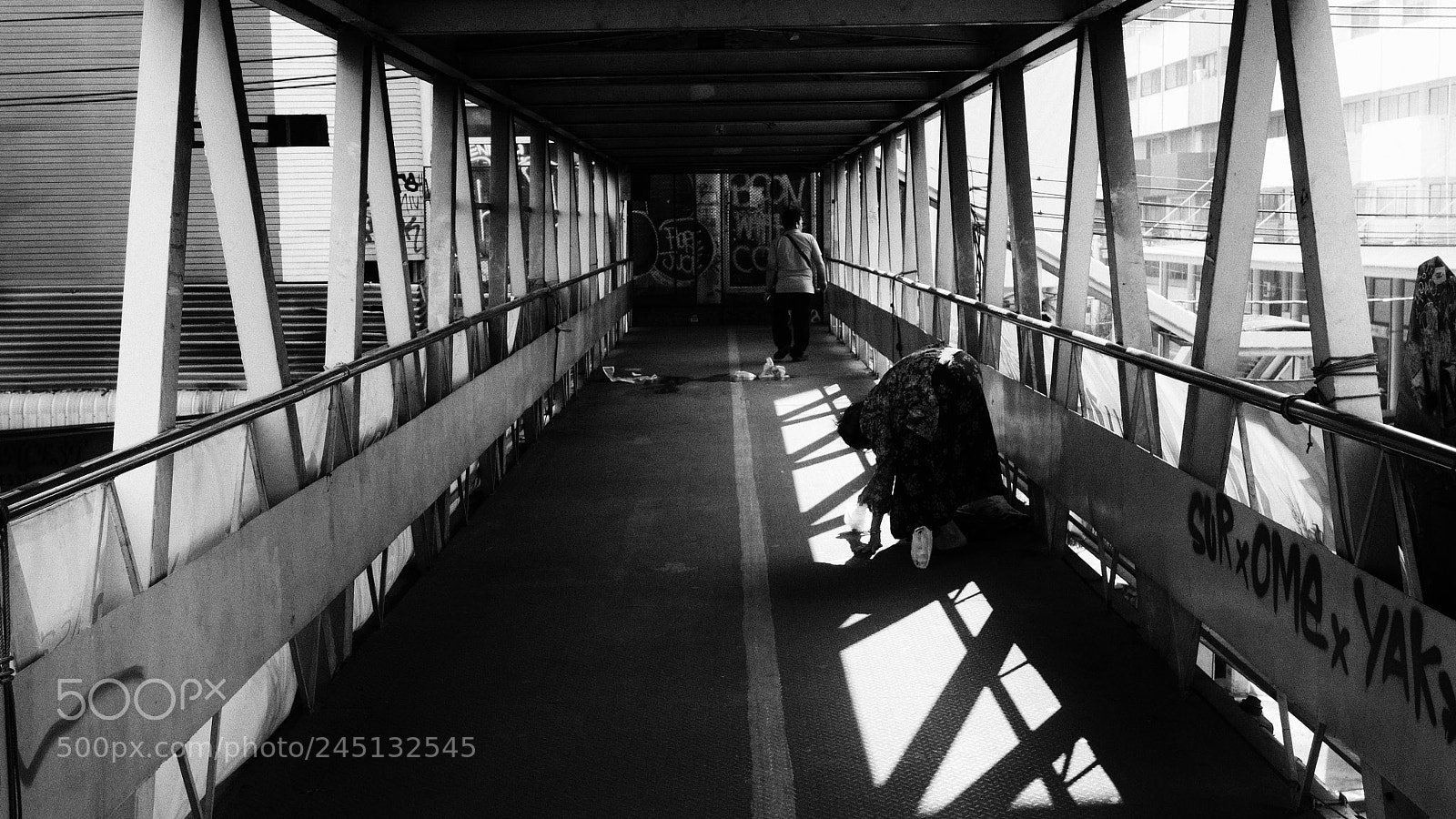 Panasonic Lumix DMC-GX85 (Lumix DMC-GX80 / Lumix DMC-GX7 Mark II) sample photo. Begger on bridge photography