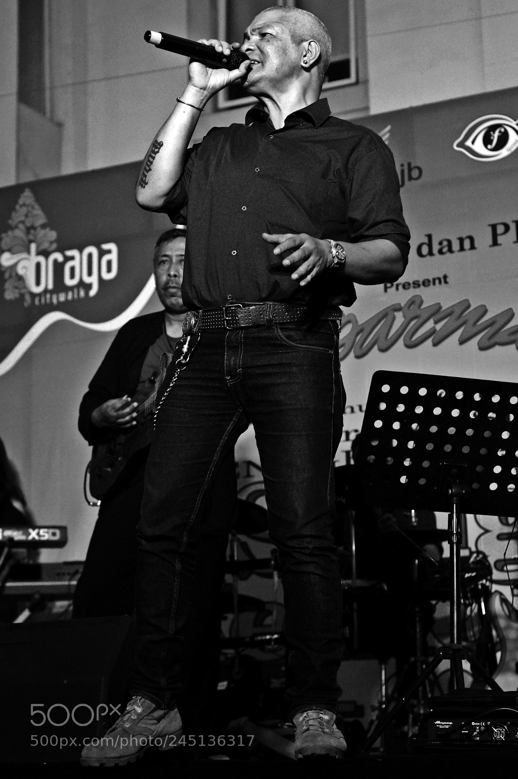 Sony SLT-A58 sample photo. Old singer on stage 3 photography