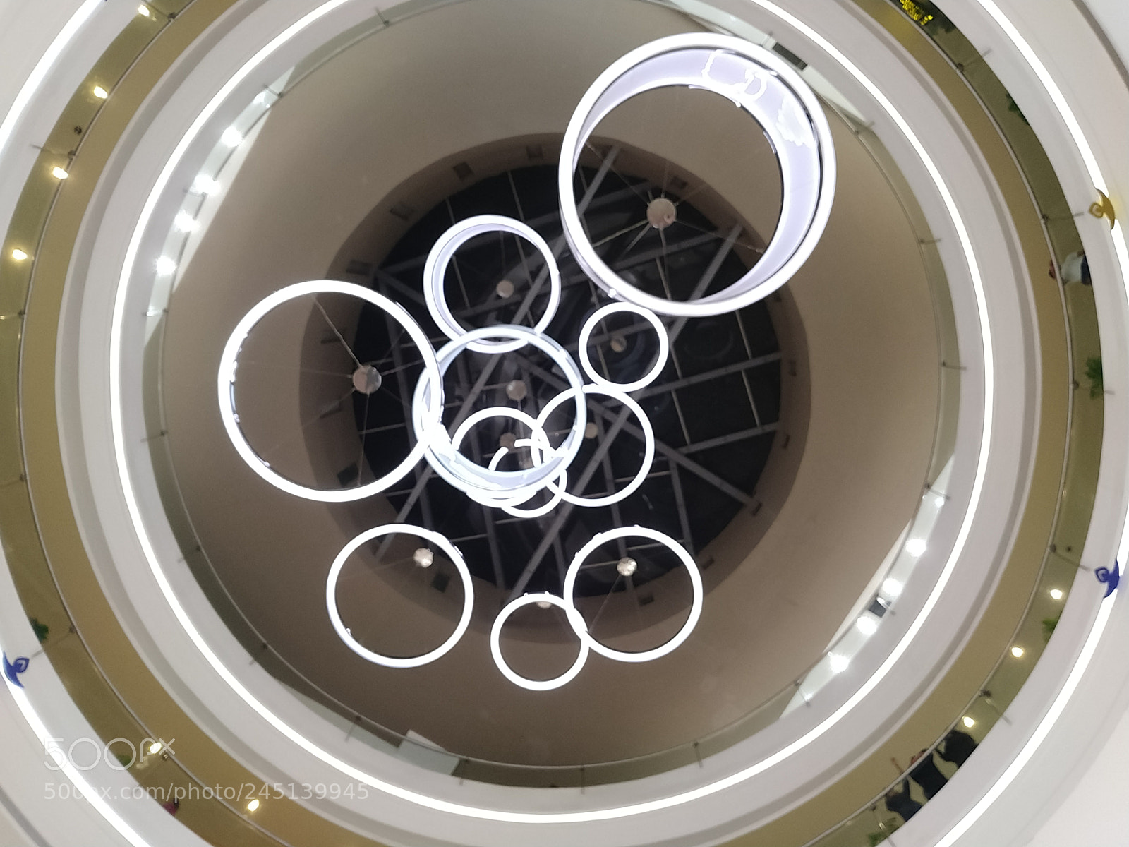 OnePlus 5 sample photo. Circled and centered photography