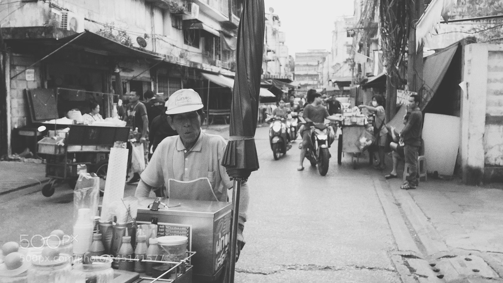 Panasonic Lumix DMC-GX85 (Lumix DMC-GX80 / Lumix DMC-GX7 Mark II) sample photo. Thai street vendor on photography
