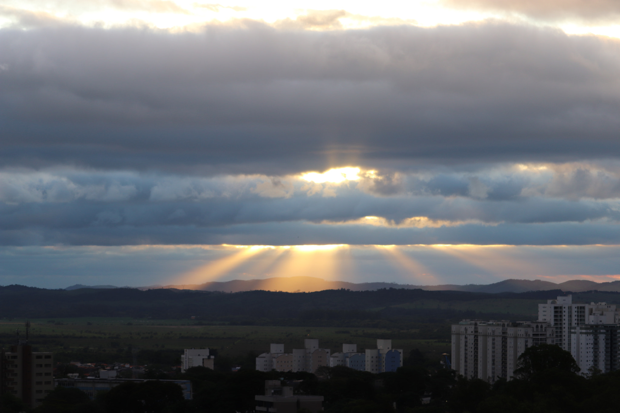 Canon EOS 800D (EOS Rebel T7i / EOS Kiss X9i) sample photo. Sunbeams photography