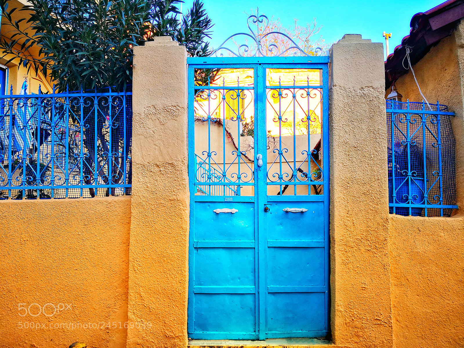 HUAWEI Mate 10 Pro sample photo. Blue gates in thessaloniki photography