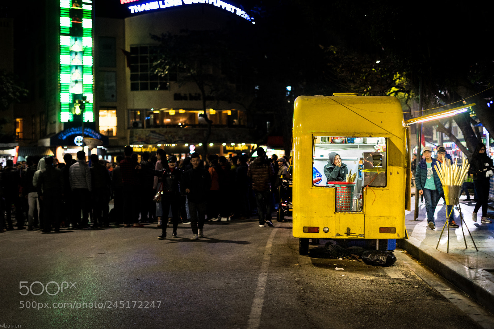 Sony a7 sample photo. Yellow in the dark photography