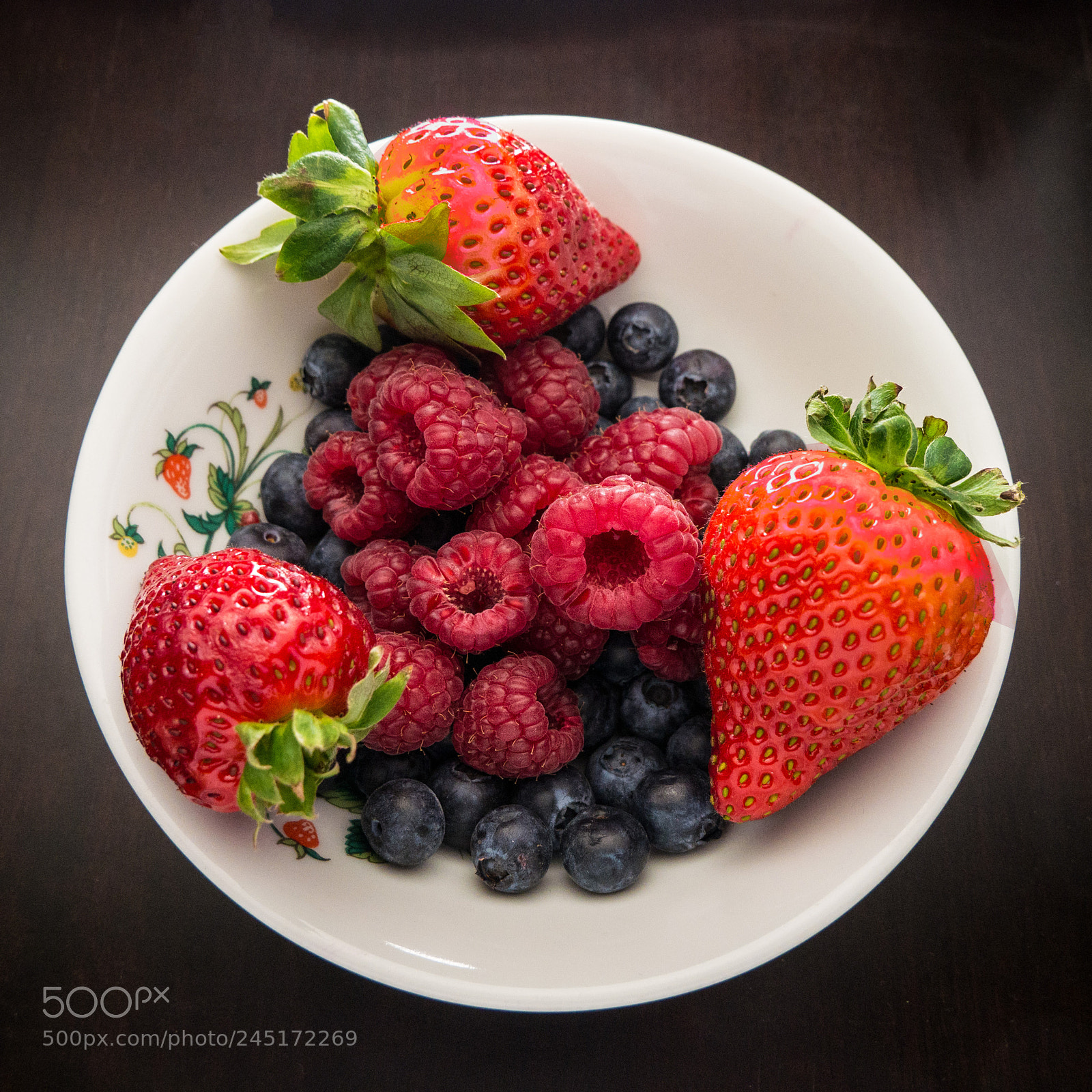 Panasonic Lumix DMC-G7 sample photo. Berries photography