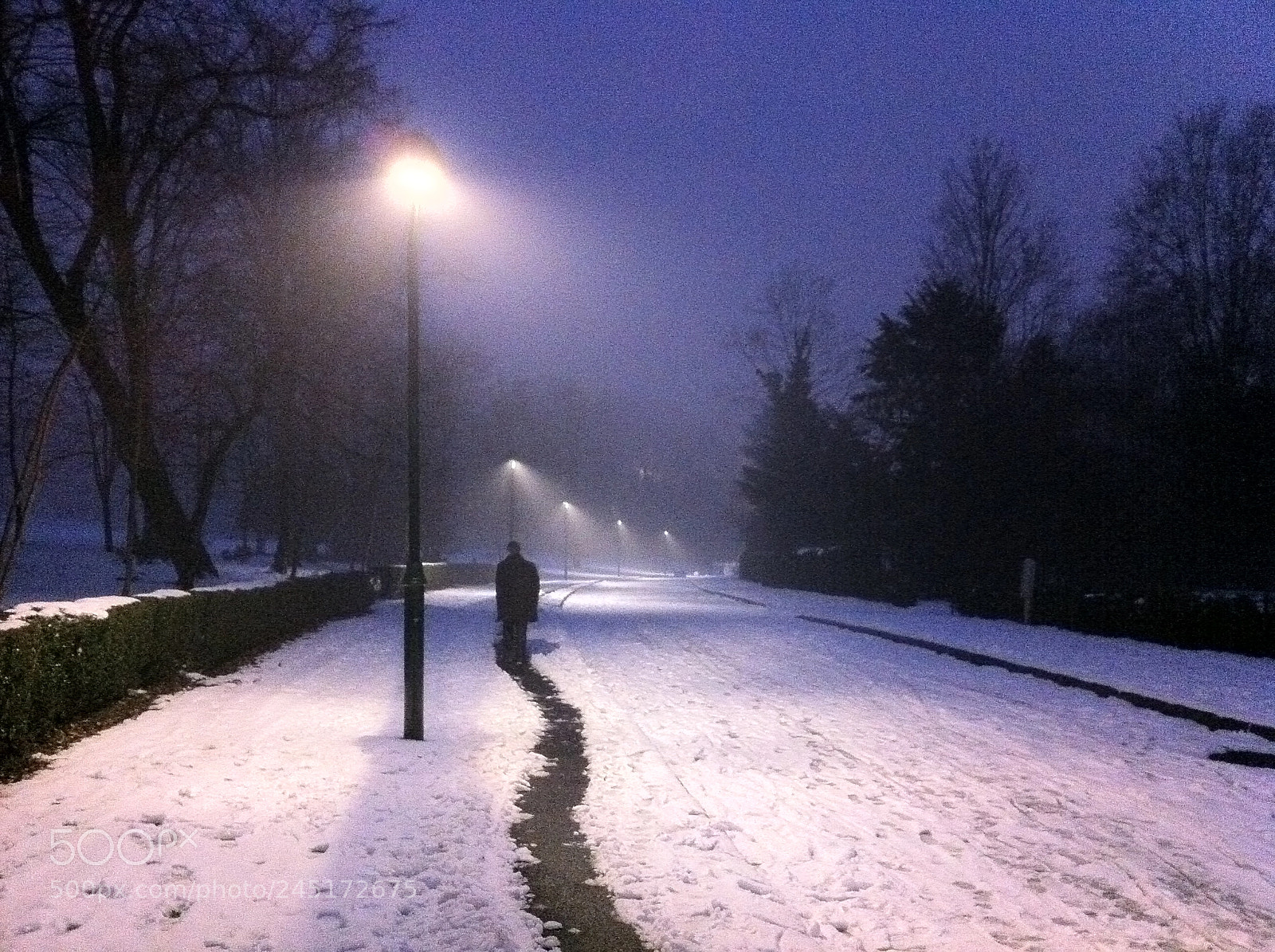 Apple iPhone 4 sample photo. Snowy brussels by streetlight photography