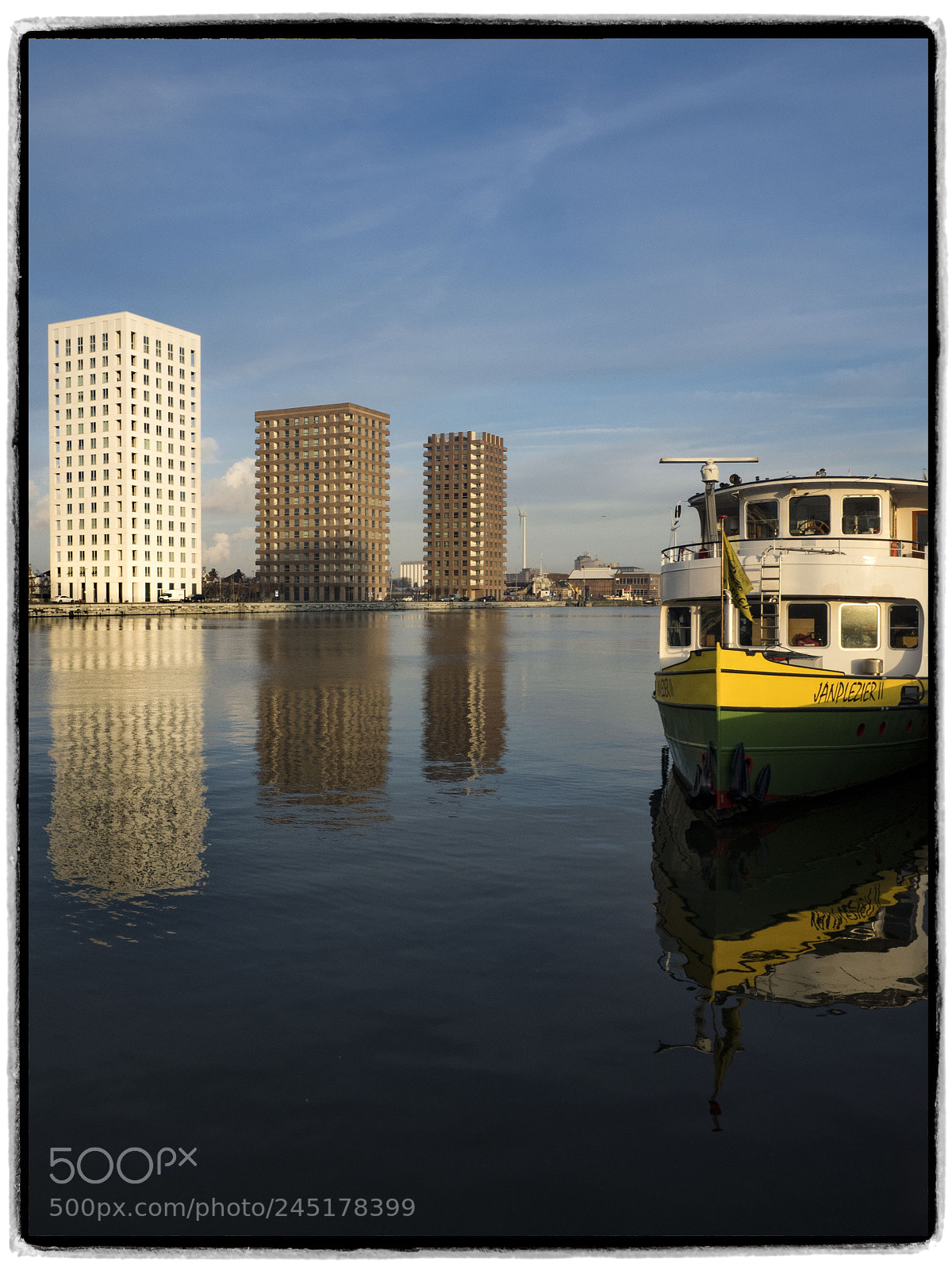 Olympus OM-D E-M1 sample photo. Reflection in katten dock photography