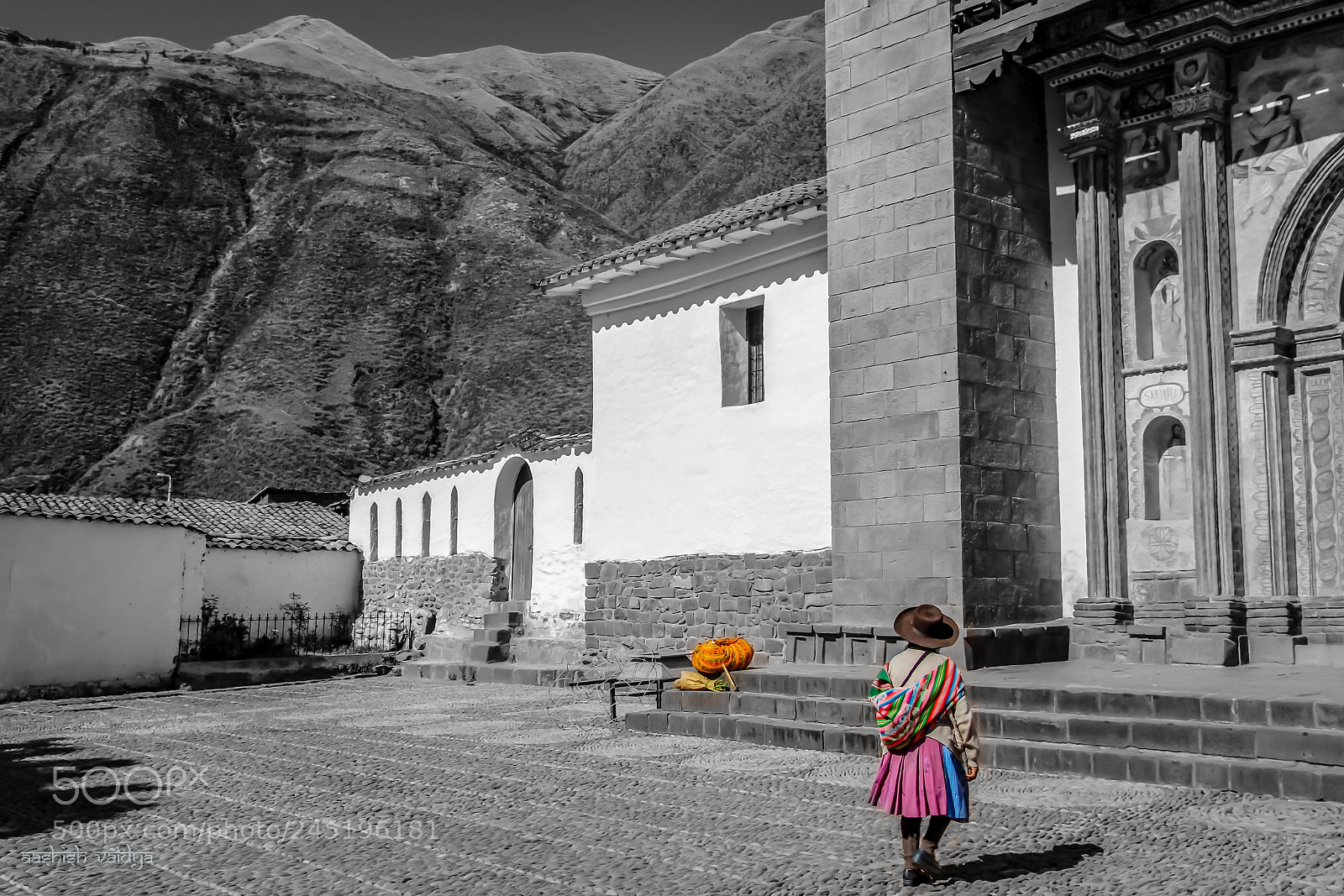 Canon EOS 600D (Rebel EOS T3i / EOS Kiss X5) sample photo. Traditionally dressed peruvian woman photography