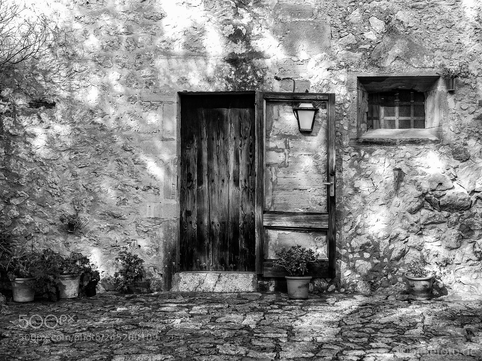 Fujifilm X10 sample photo. Old majorcan door photography