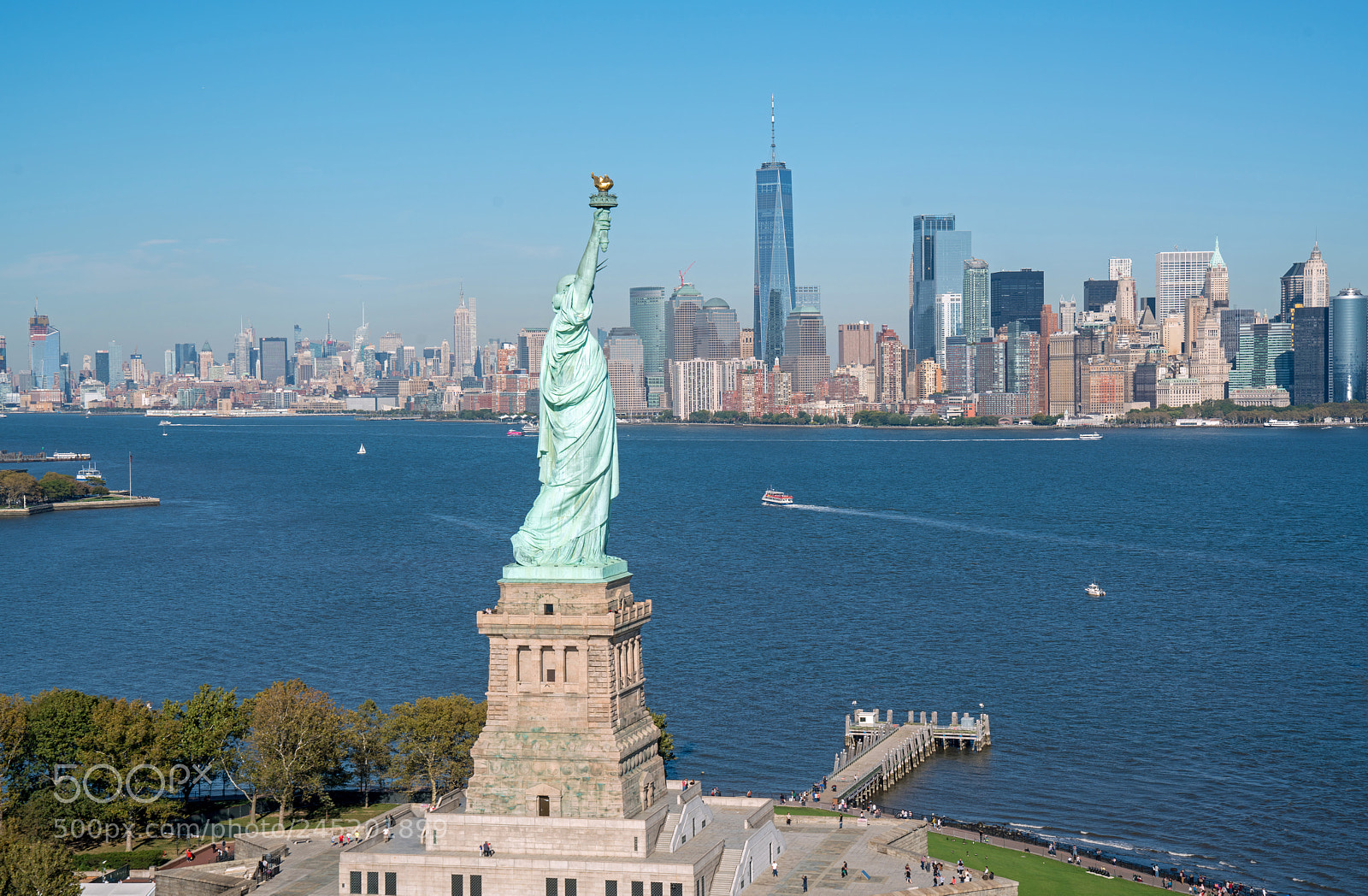 Sony a7R II sample photo. Flying by the statue photography