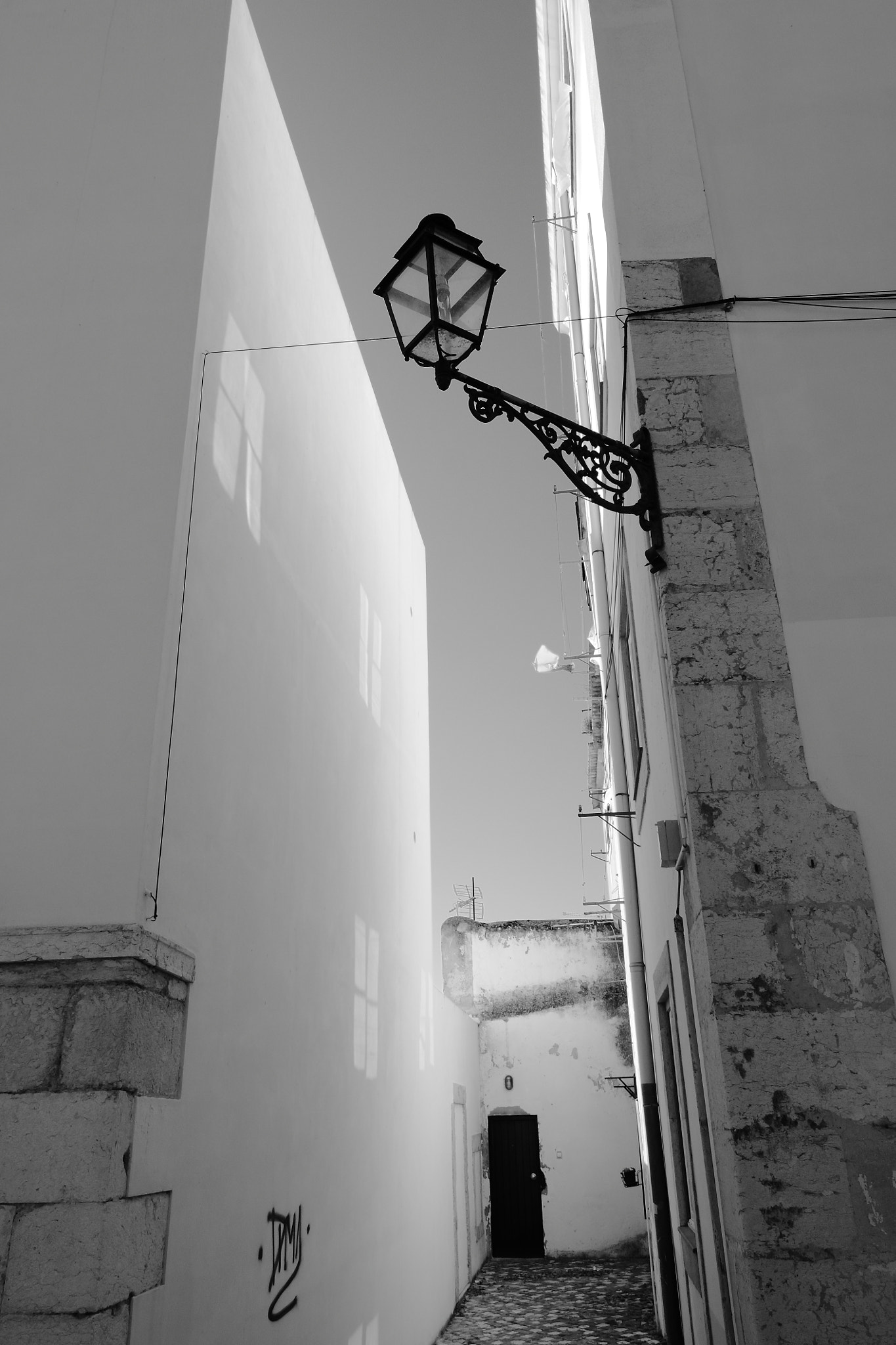 Canon EOS 550D (EOS Rebel T2i / EOS Kiss X4) sample photo. White wall and lamp photography