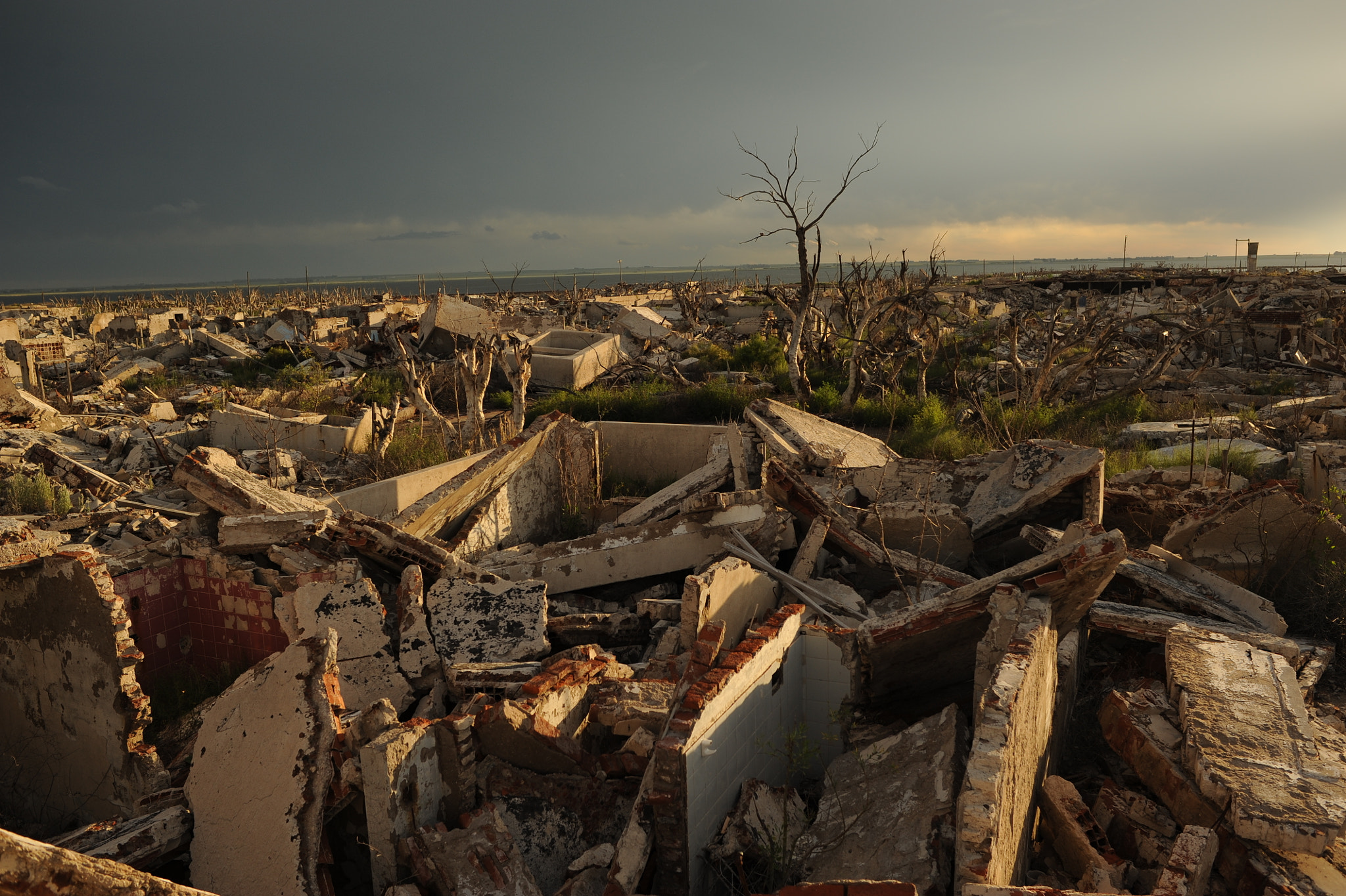 Nikon D700 + Nikon AF-S Nikkor 28mm F1.8G sample photo. Emerge epecuén - 30 años photography