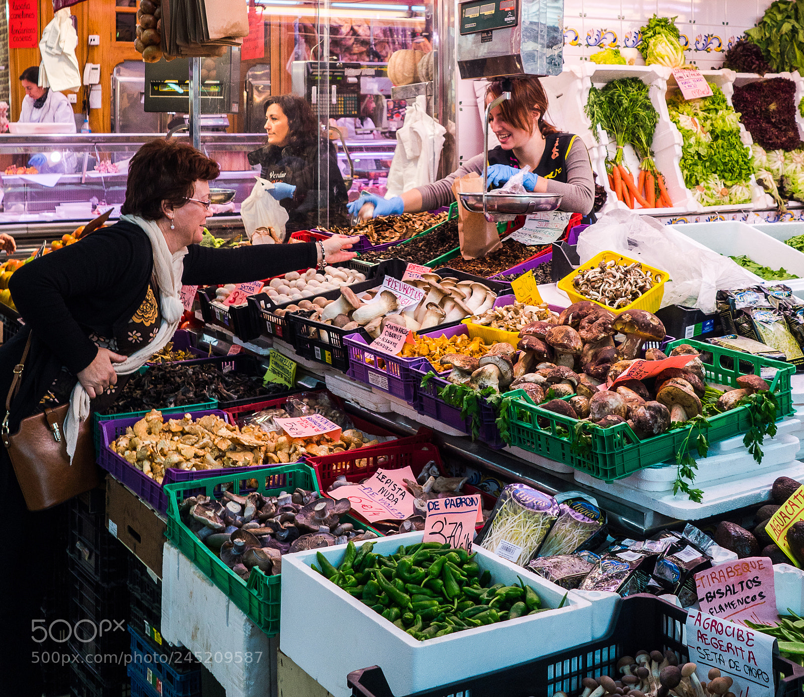 Panasonic Lumix DMC-GX8 sample photo. Buying some mushrooms mercado photography