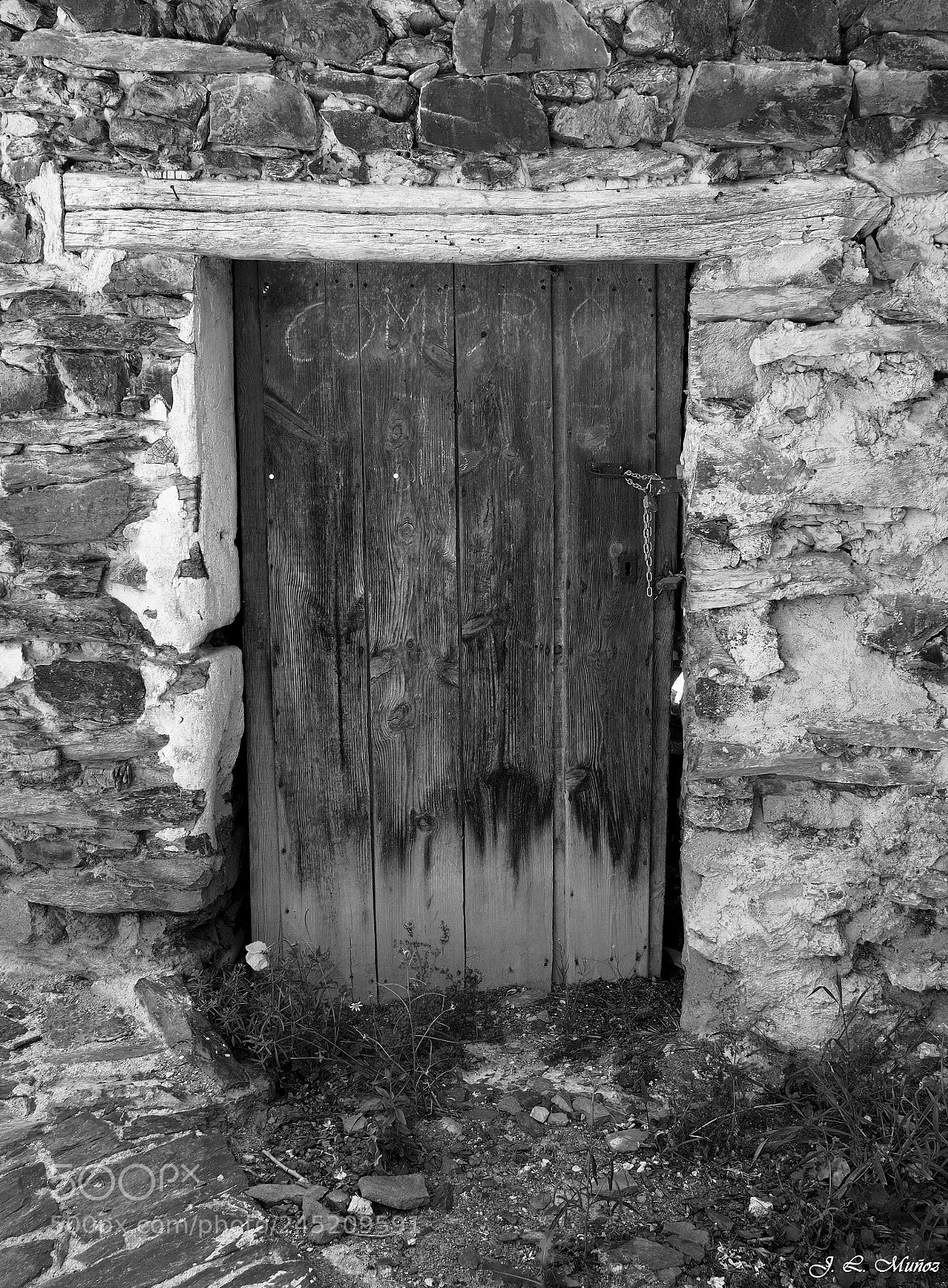 Olympus OM-D E-M5 sample photo. Puerta. patones de arriba photography