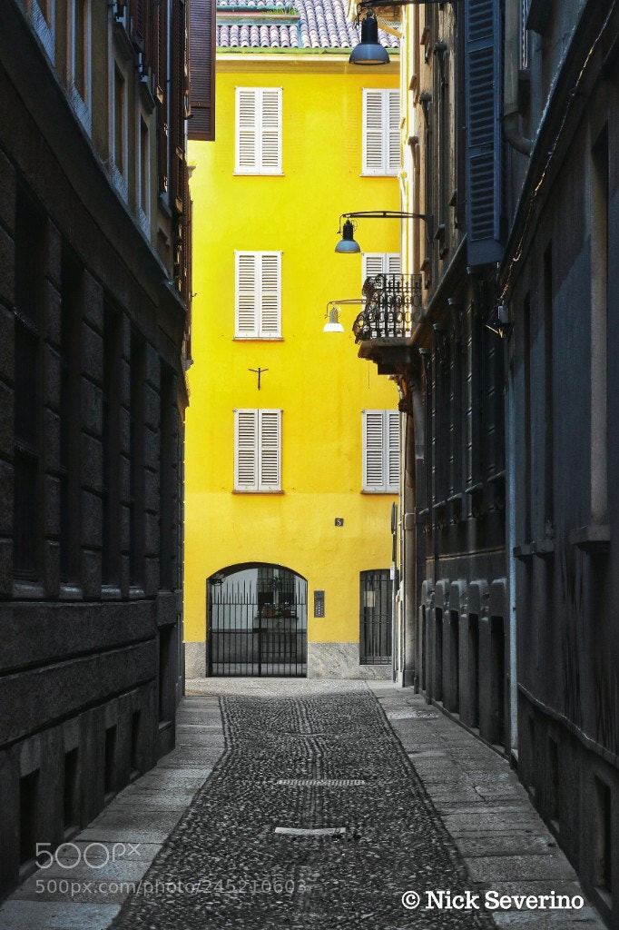 Canon EOS 7D Mark II sample photo. The yellow house photography