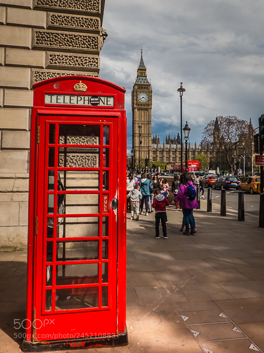 Panasonic Lumix DMC-FZ200 sample photo. Red telephone plus big photography