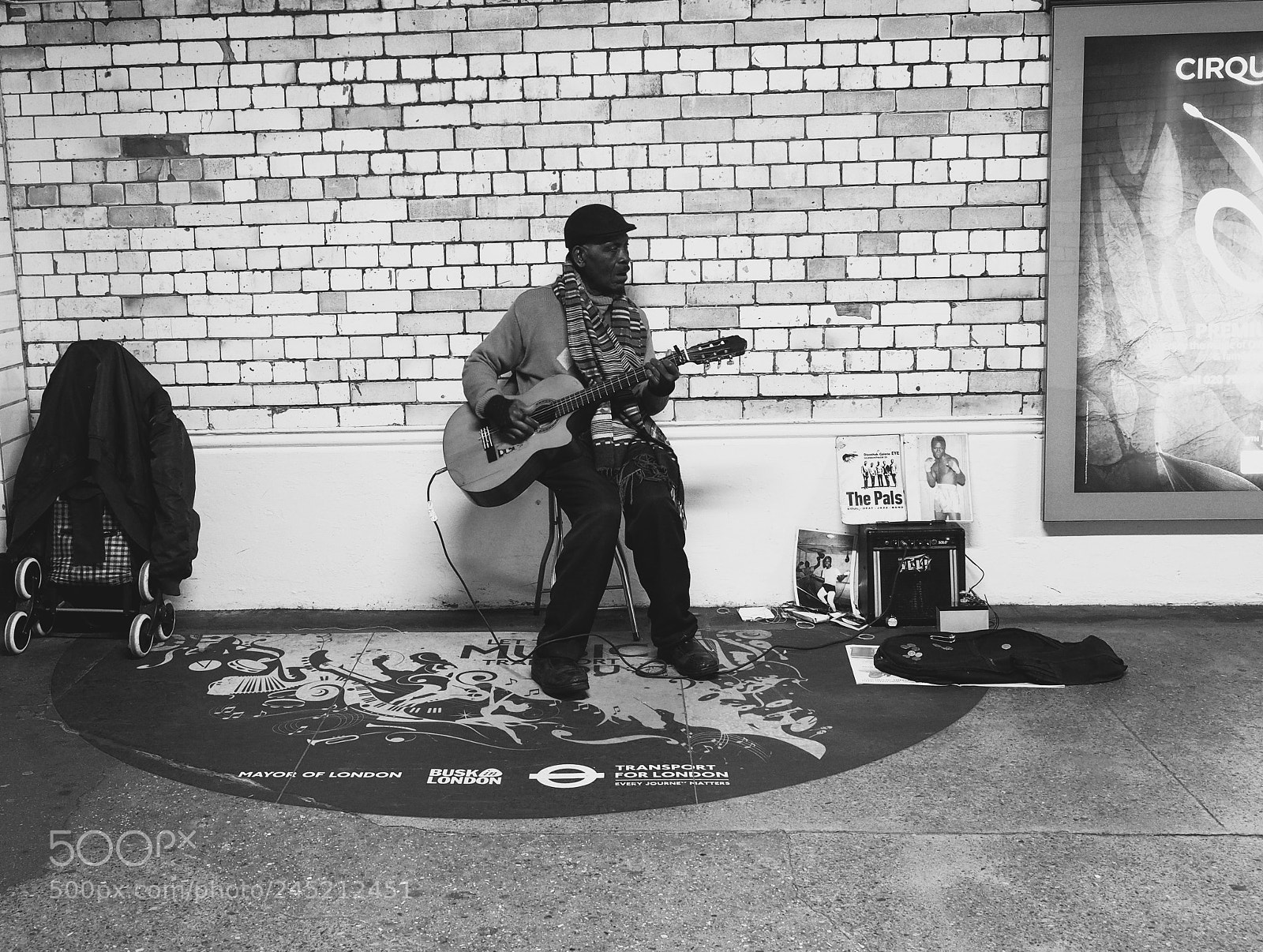 Olympus OM-D E-M5 II sample photo. Busker, london, b&w. photography