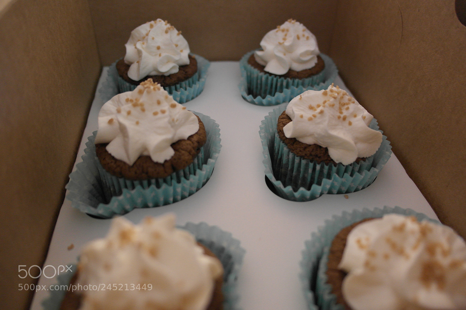 Samsung NX1000 sample photo. Chantilley cream cupcakes photography