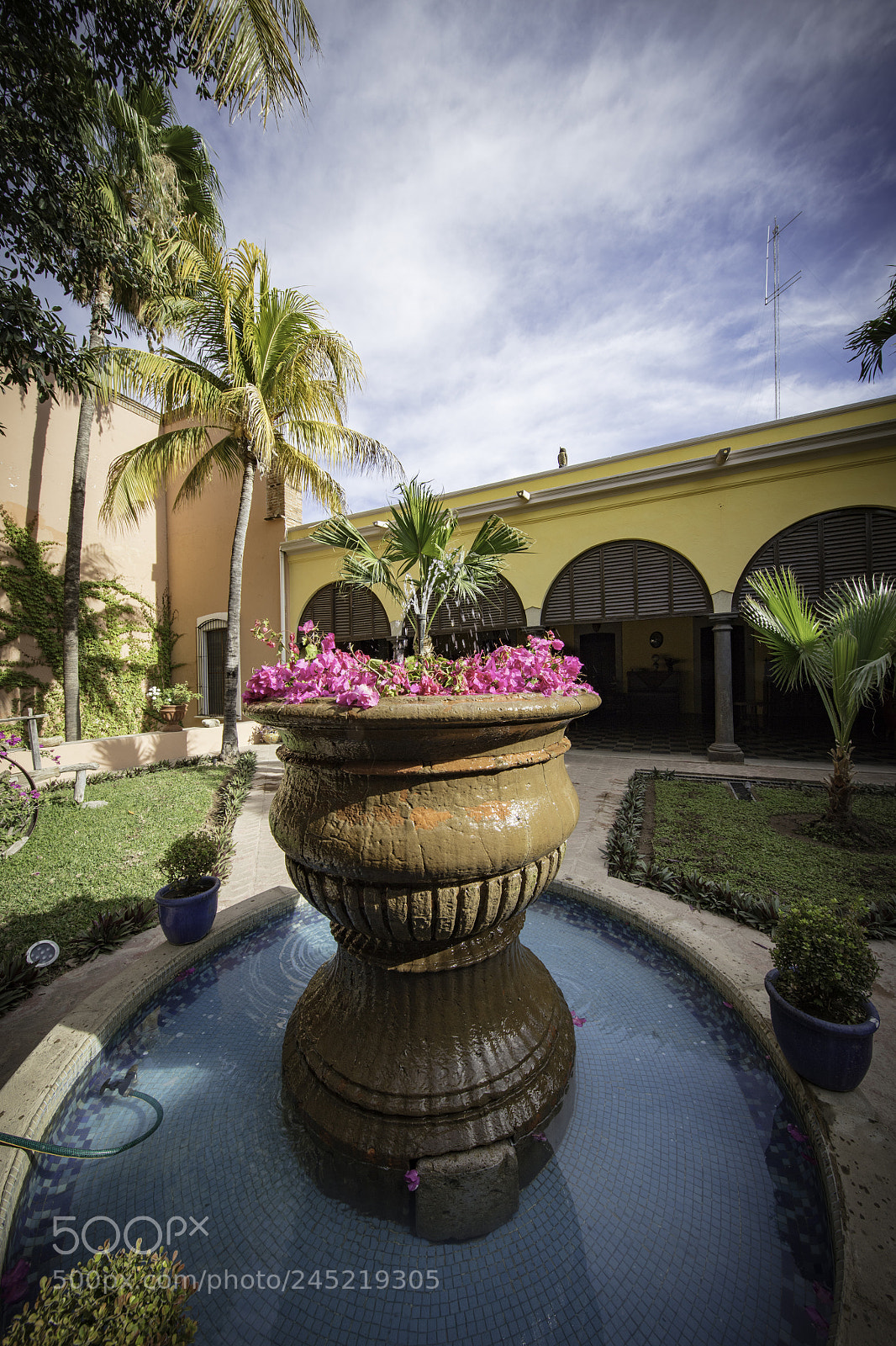 Canon EOS 5DS sample photo. Posada del hidalgo courtyard photography