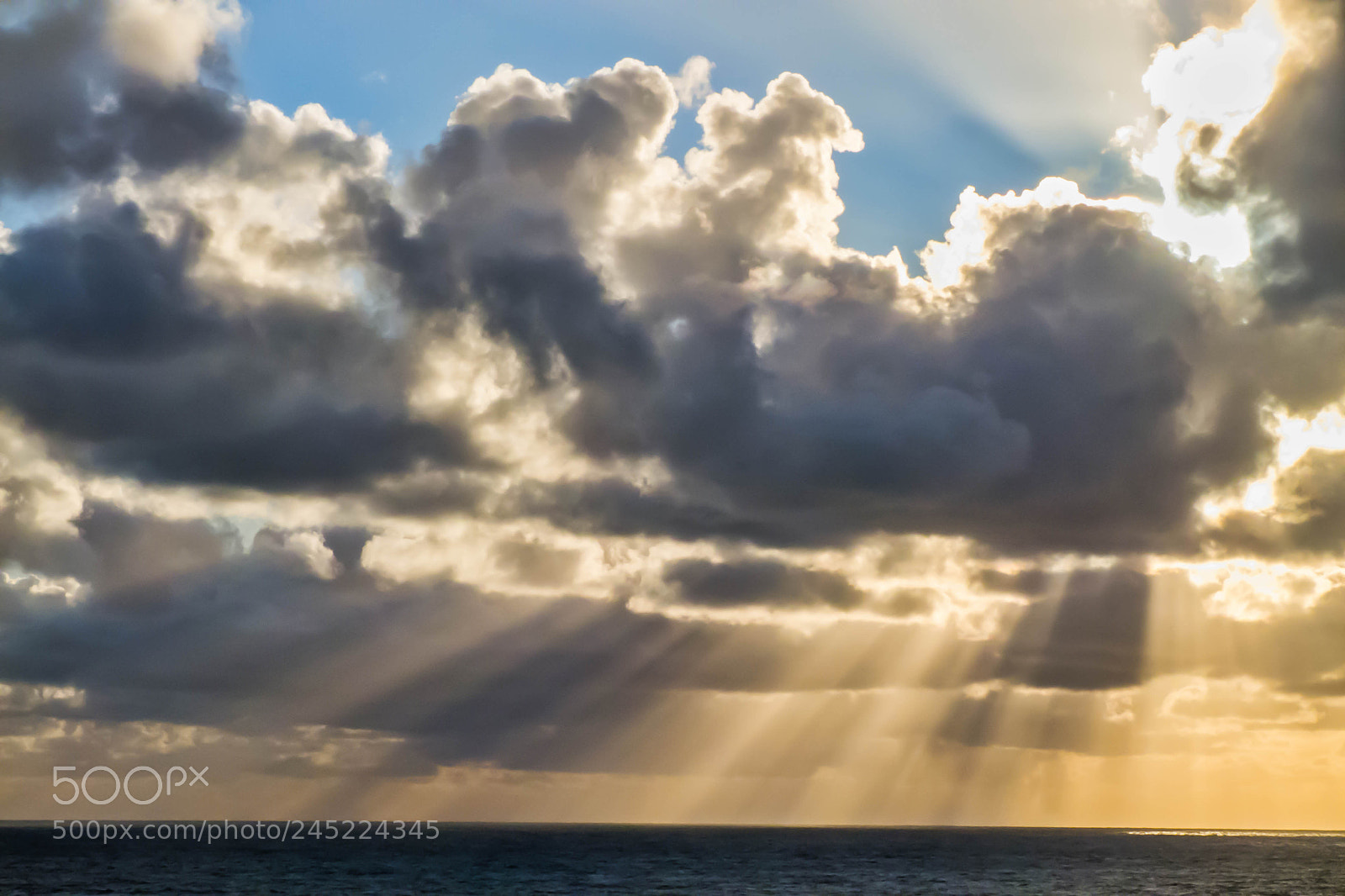 Leica V-Lux 2 sample photo. Sun rays over ocean photography