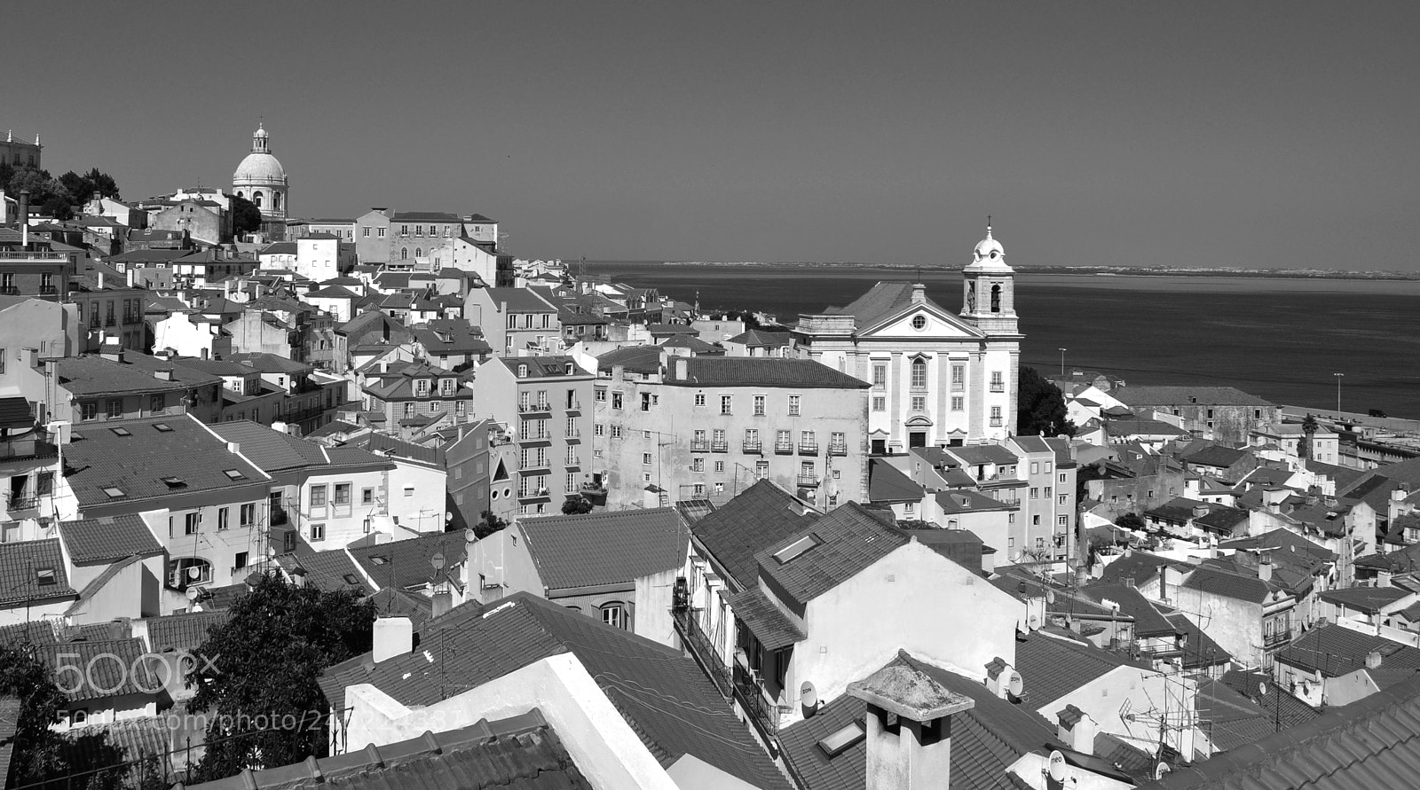 Nikon D5000 sample photo. Alfama midday photography