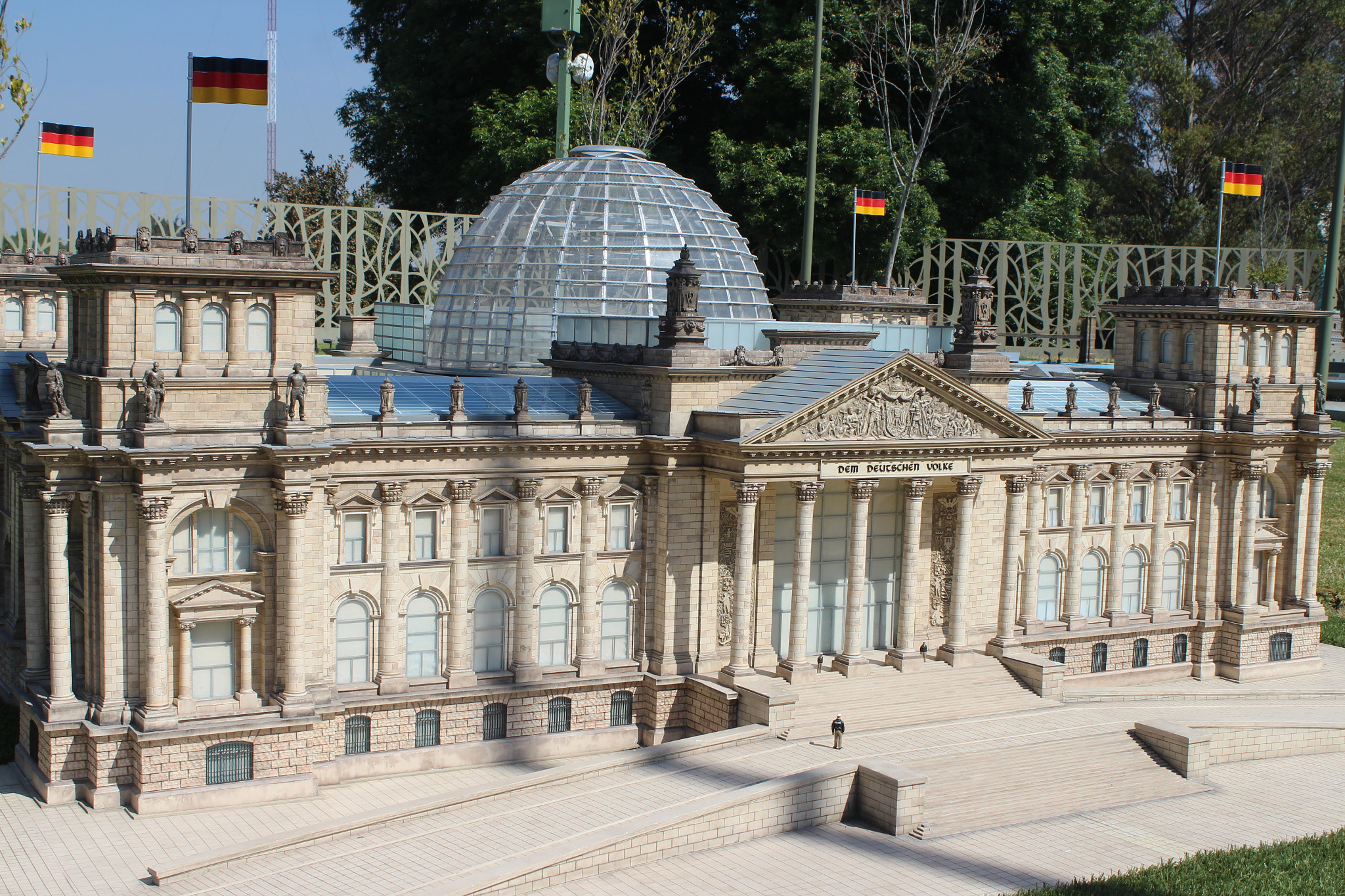 Canon EOS M sample photo. Dem deutschen volke (scale model) photography