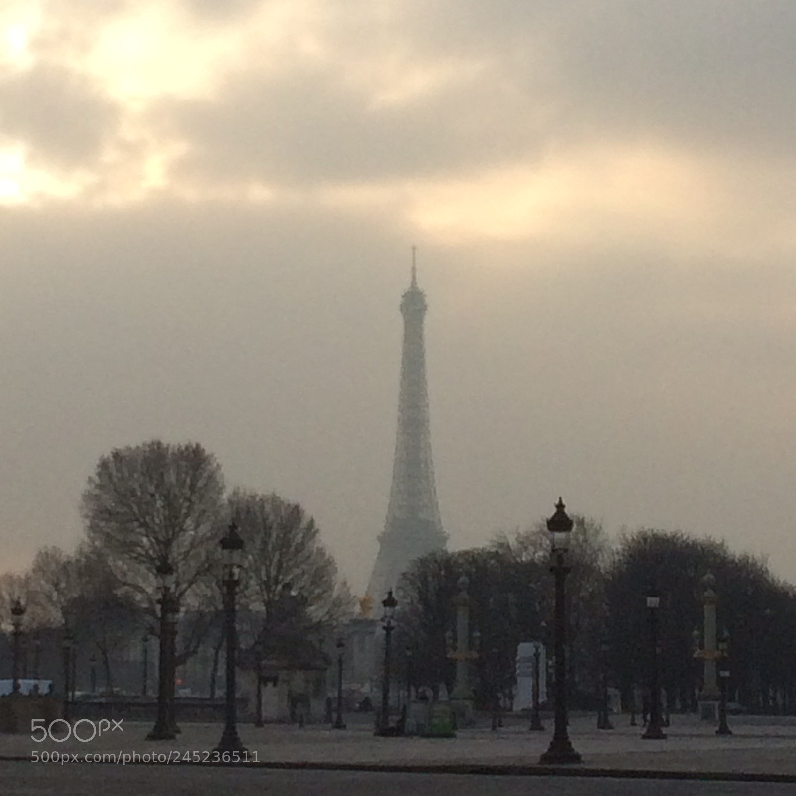 Apple iPhone 5s sample photo. Cloudy day in paris photography