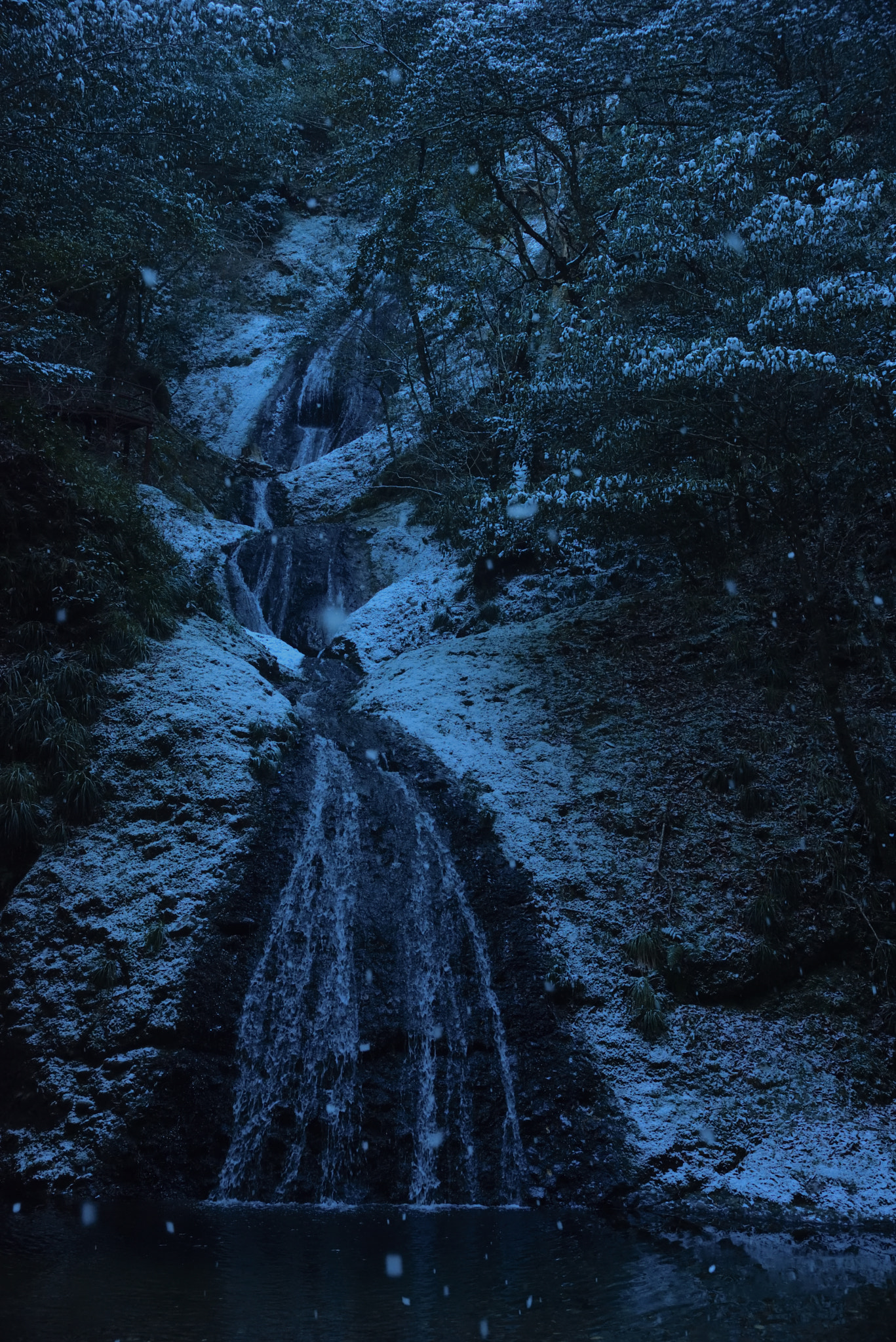 AF Zoom-Nikkor 28-200mm f/3.5-5.6D IF sample photo. Waterfall photography