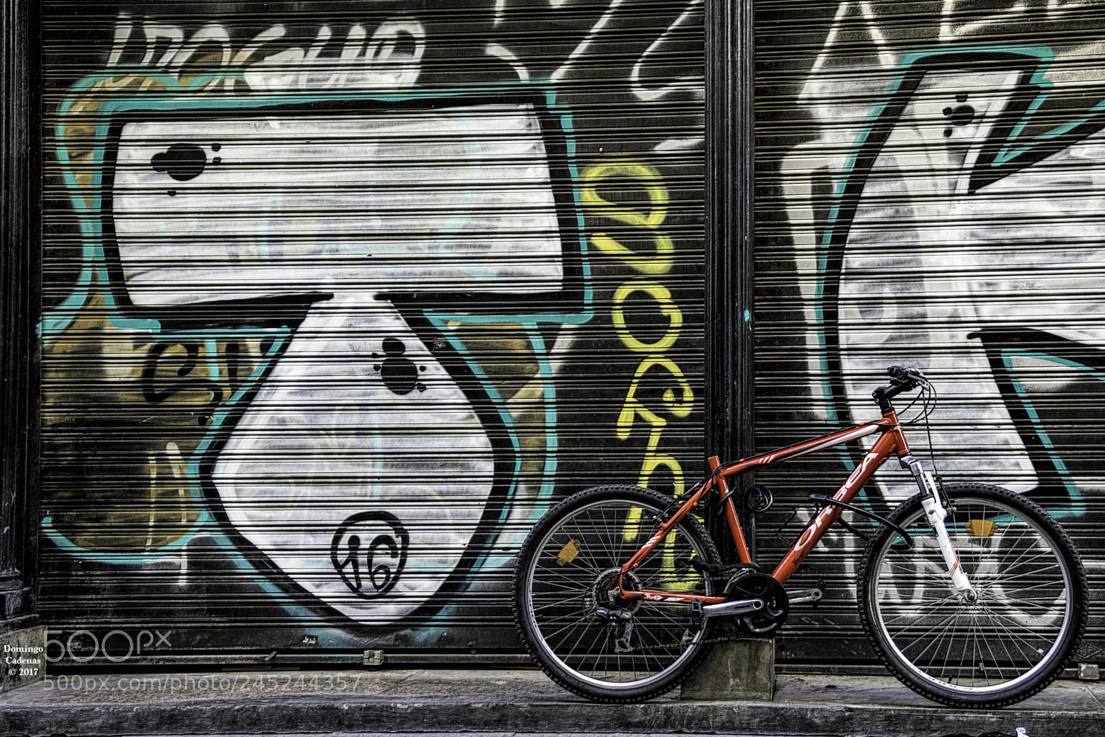 Olympus OM-D E-M10 II sample photo. Urban photography