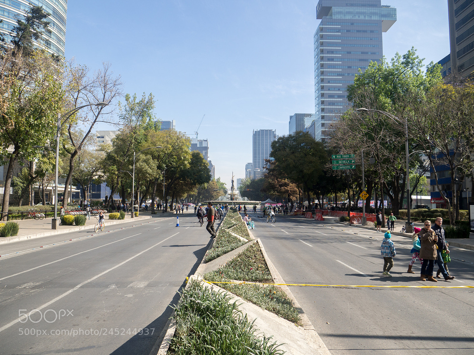 Olympus OM-D E-M10 sample photo. Fuente de la diana photography