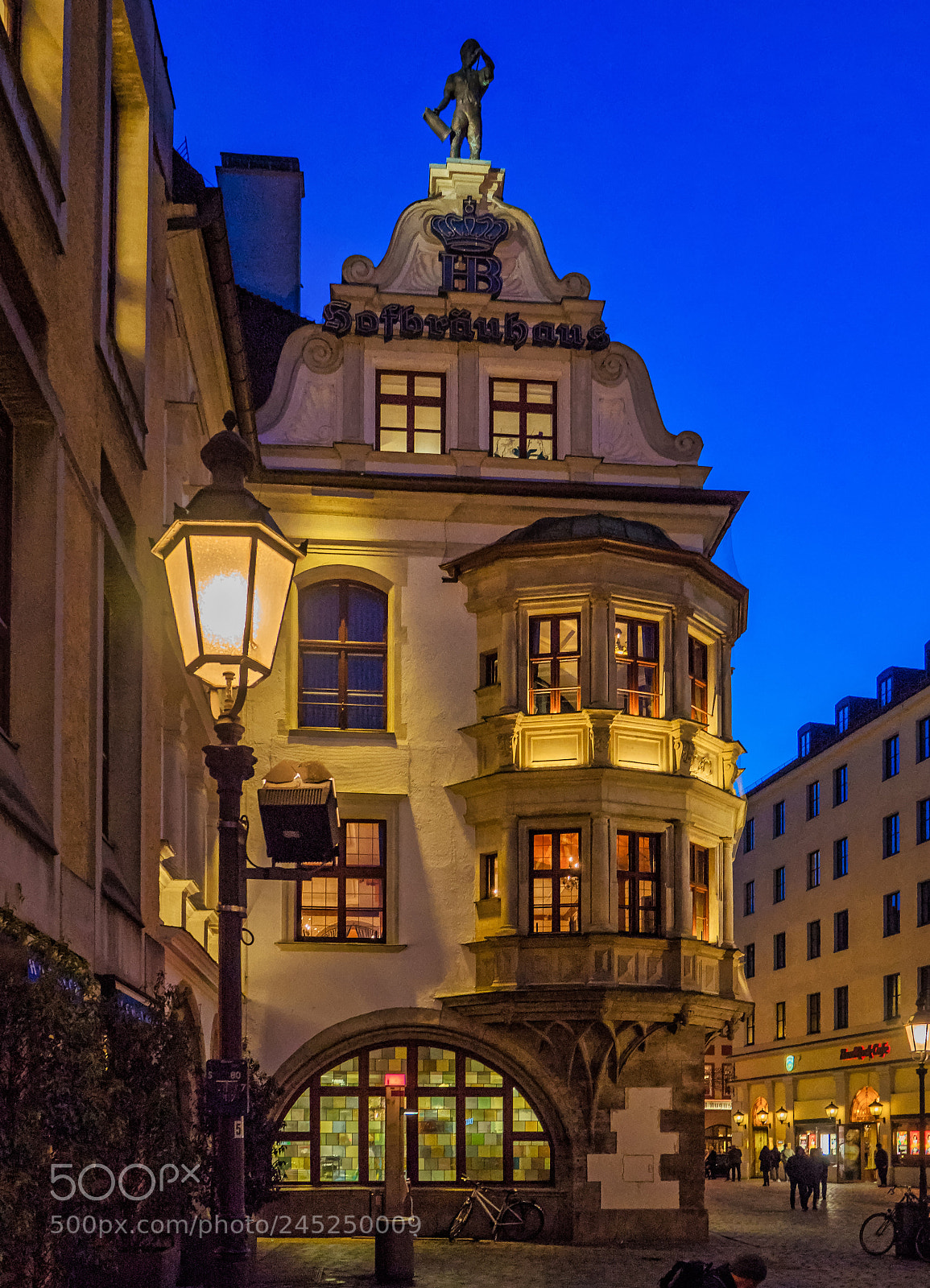 Olympus OM-D E-M10 III sample photo. Hofbräuhaus photography