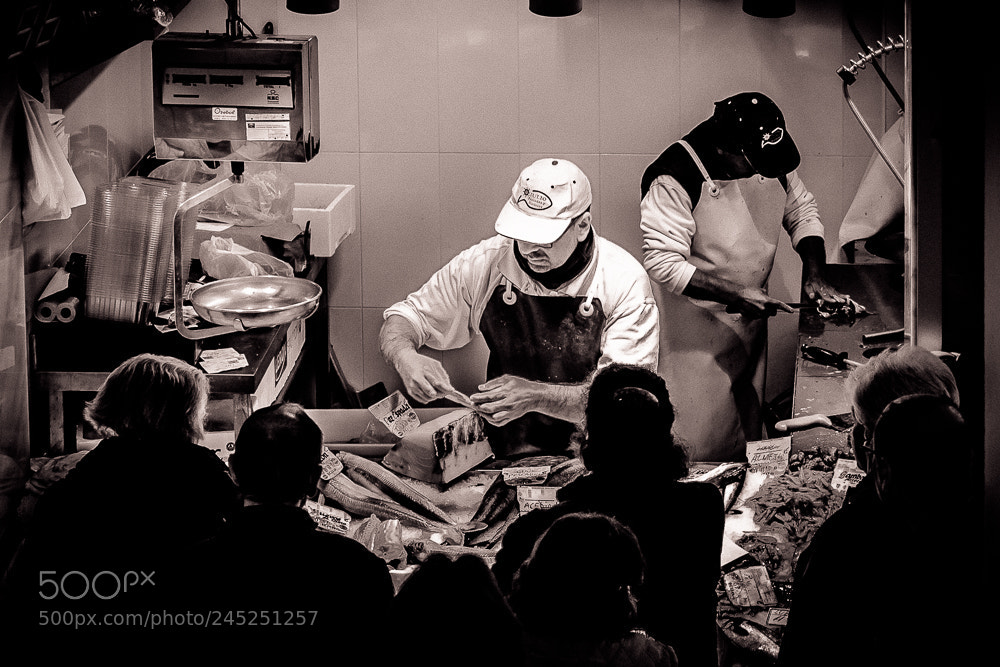 Canon EOS 1300D (EOS Rebel T6 / EOS Kiss X80) sample photo. Fishmonger show photography