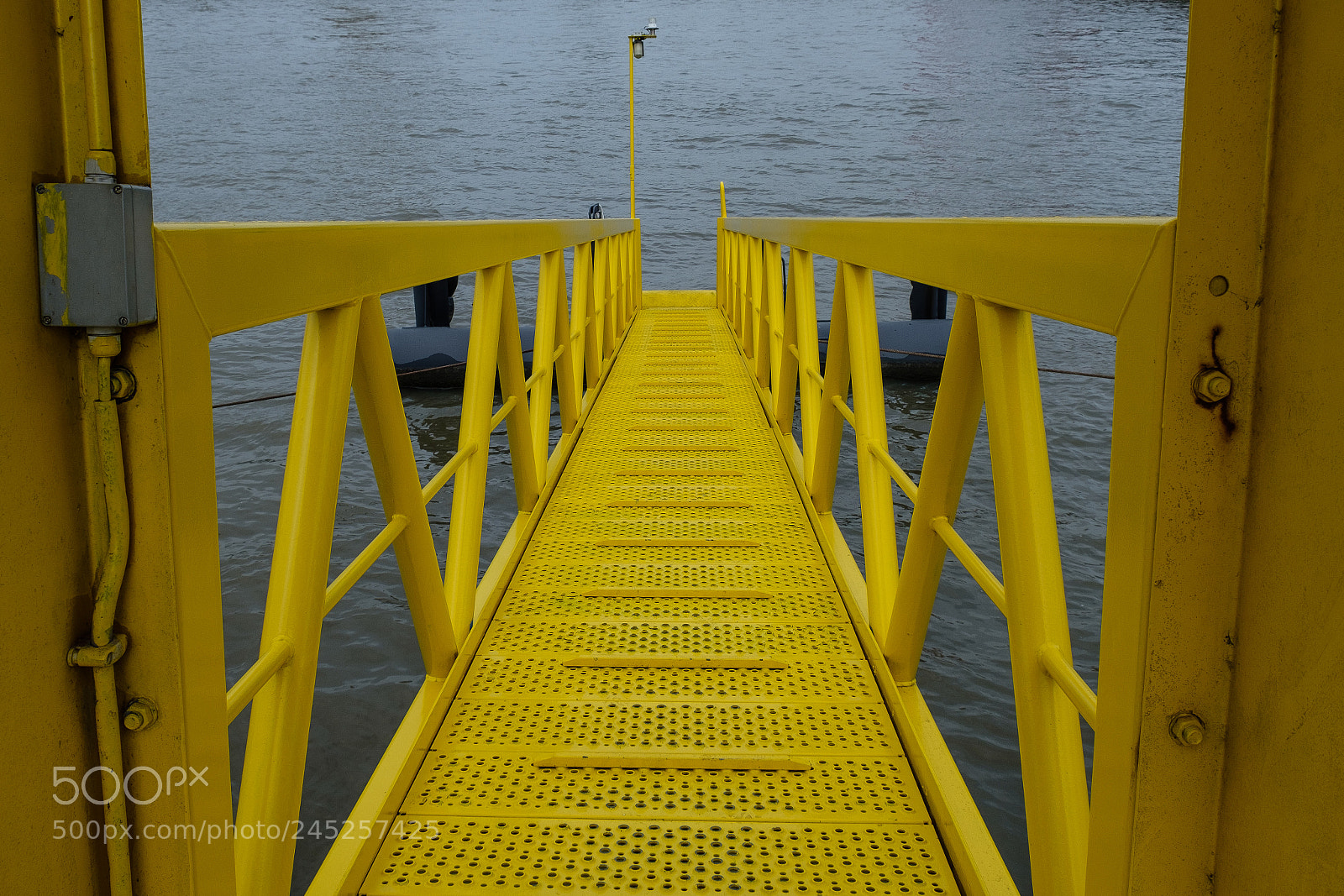 Fujifilm X-T2 sample photo. Waiting for the watertaxi photography
