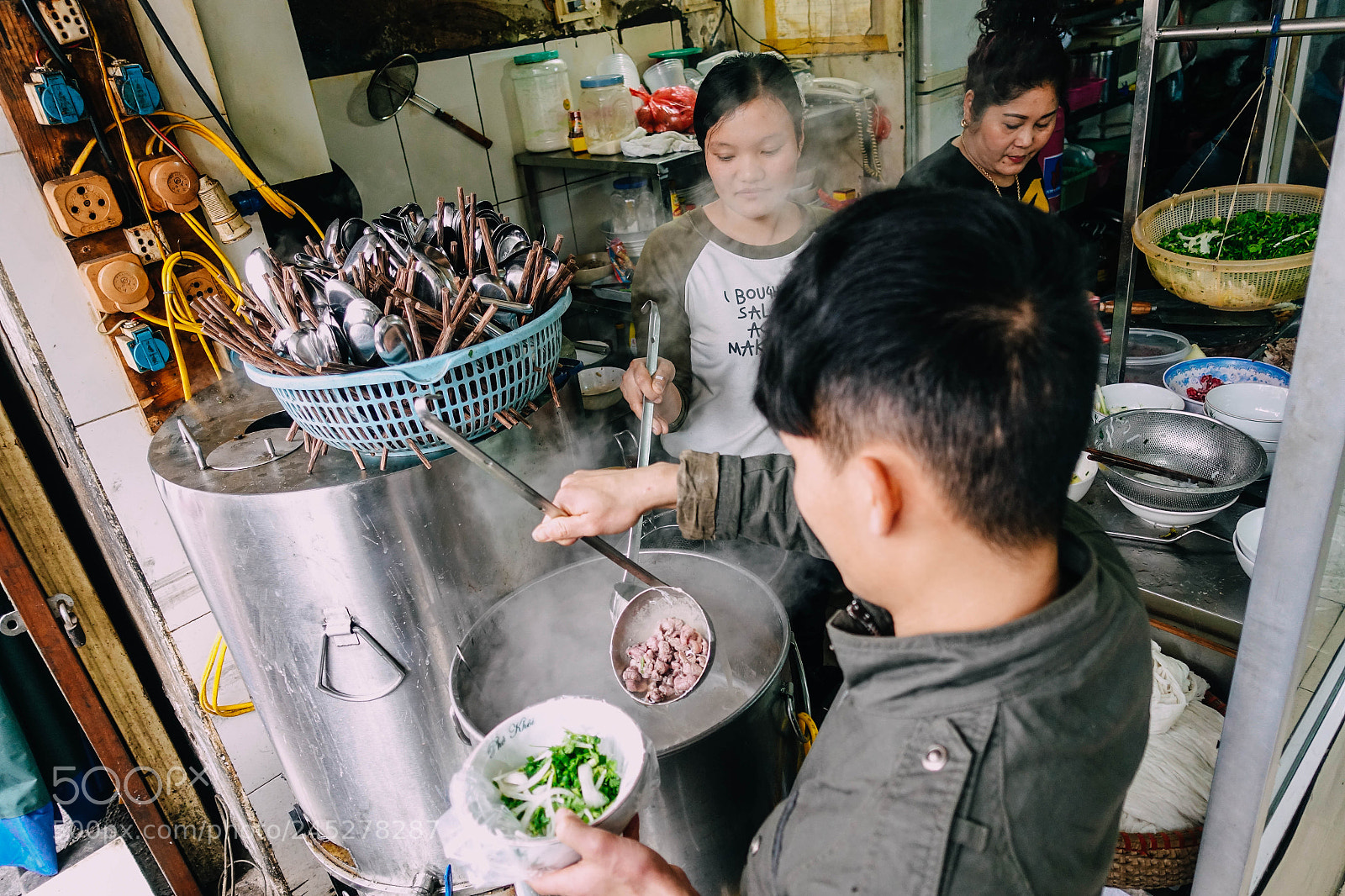 Sony DSC-RX100M5 sample photo. Pho hanoi street food photography
