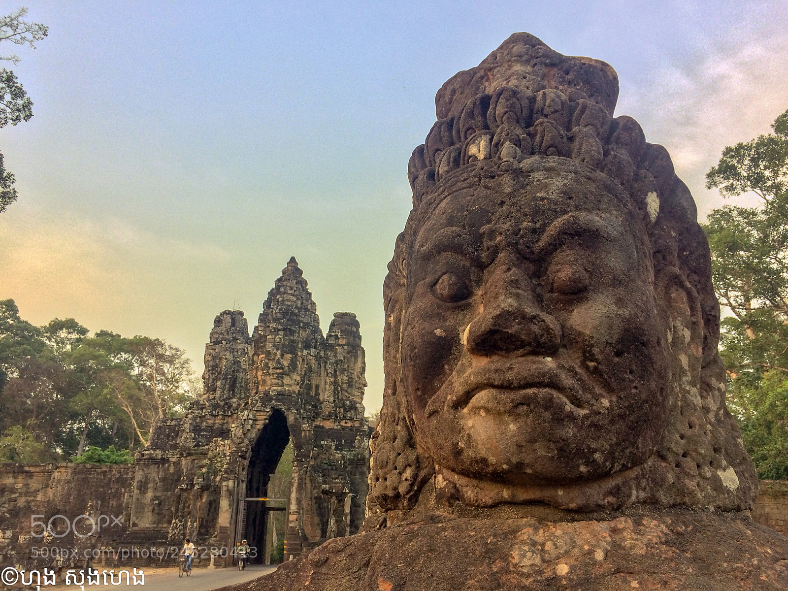 Apple iPhone 5s sample photo. Giant face and gate photography