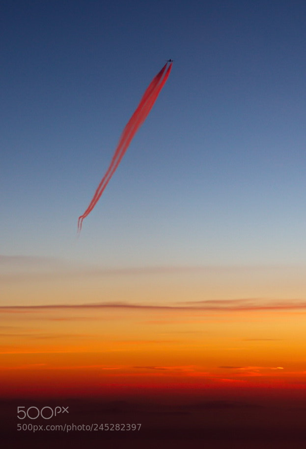 Canon EOS 650D (EOS Rebel T4i / EOS Kiss X6i) sample photo. Red contrails photography