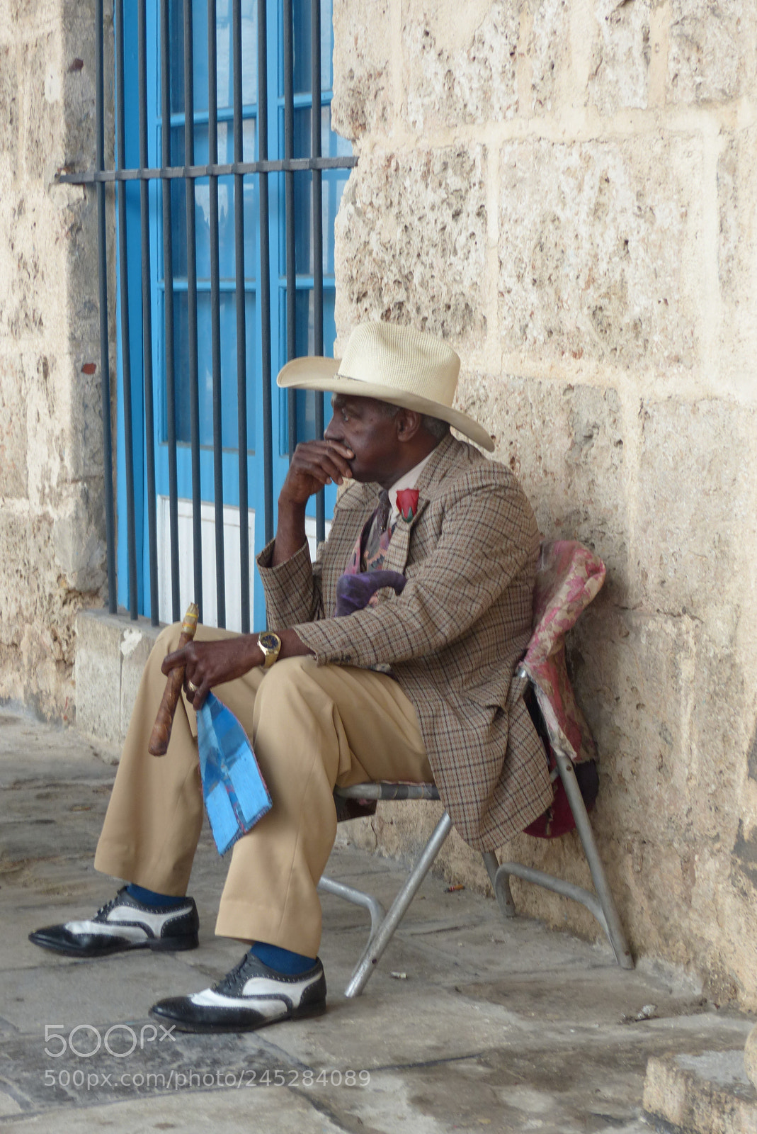 Panasonic Lumix DMC-FZ200 sample photo. Cigar photography