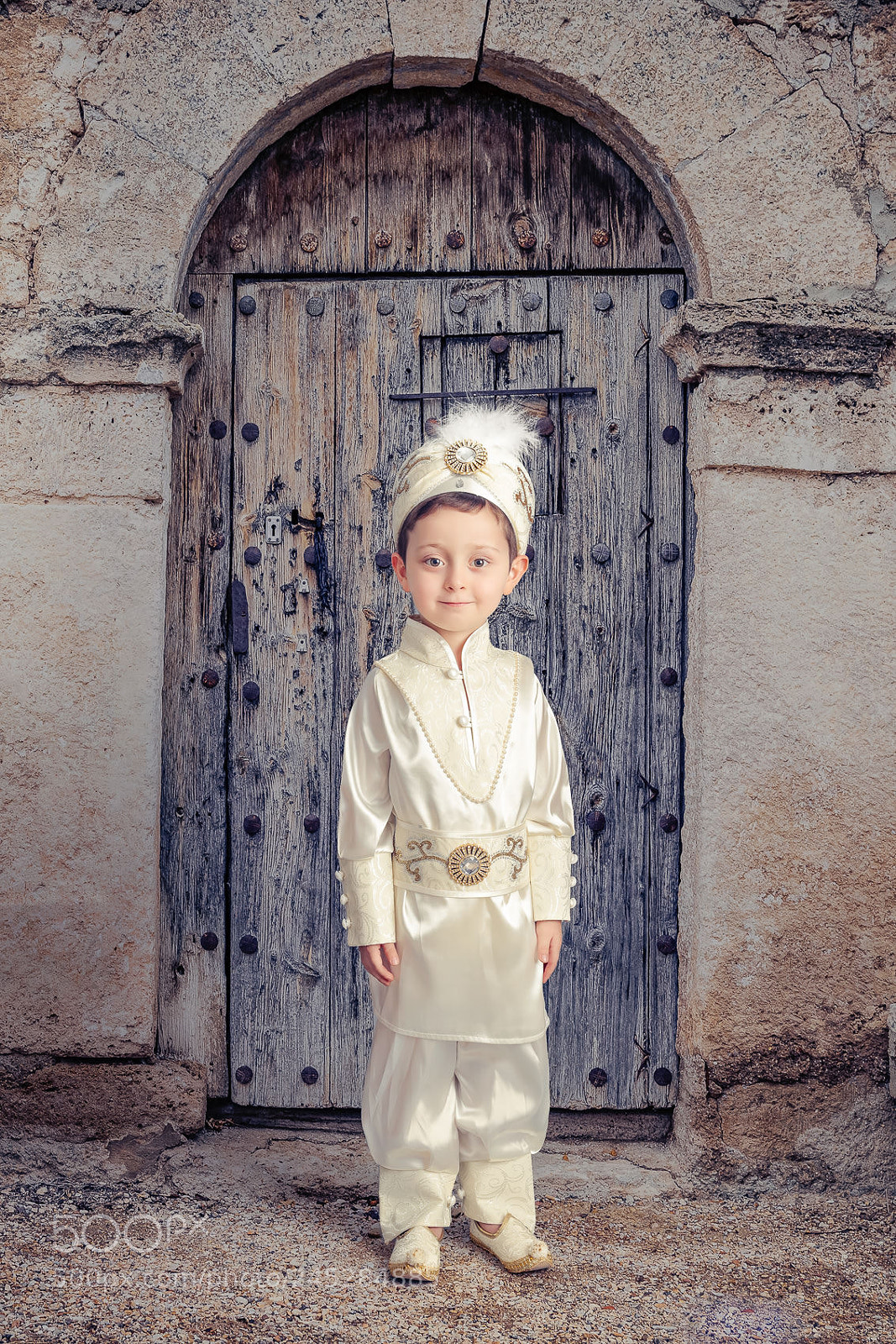 Canon EOS 5DS R sample photo. Boy in alley photography
